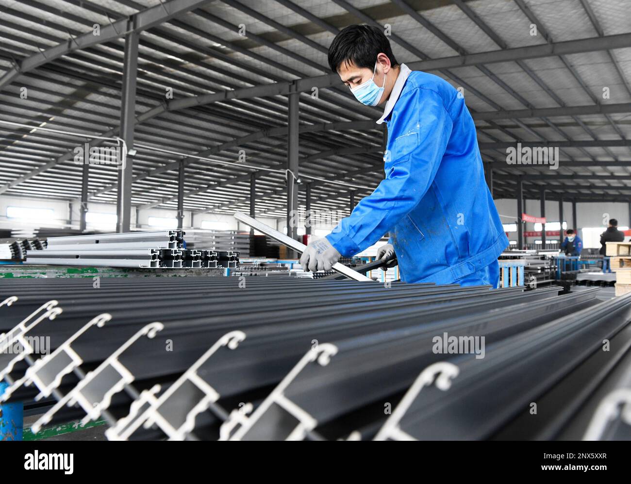 ZAOZHUANG, CHINA - FMARCH 1, 2023 - ein Mitarbeiter von Shandong Tianchang Environmental Protection Technology Co., Ltd. Arbeitet an energiesparenden Feuerschutzmitteln Stockfoto