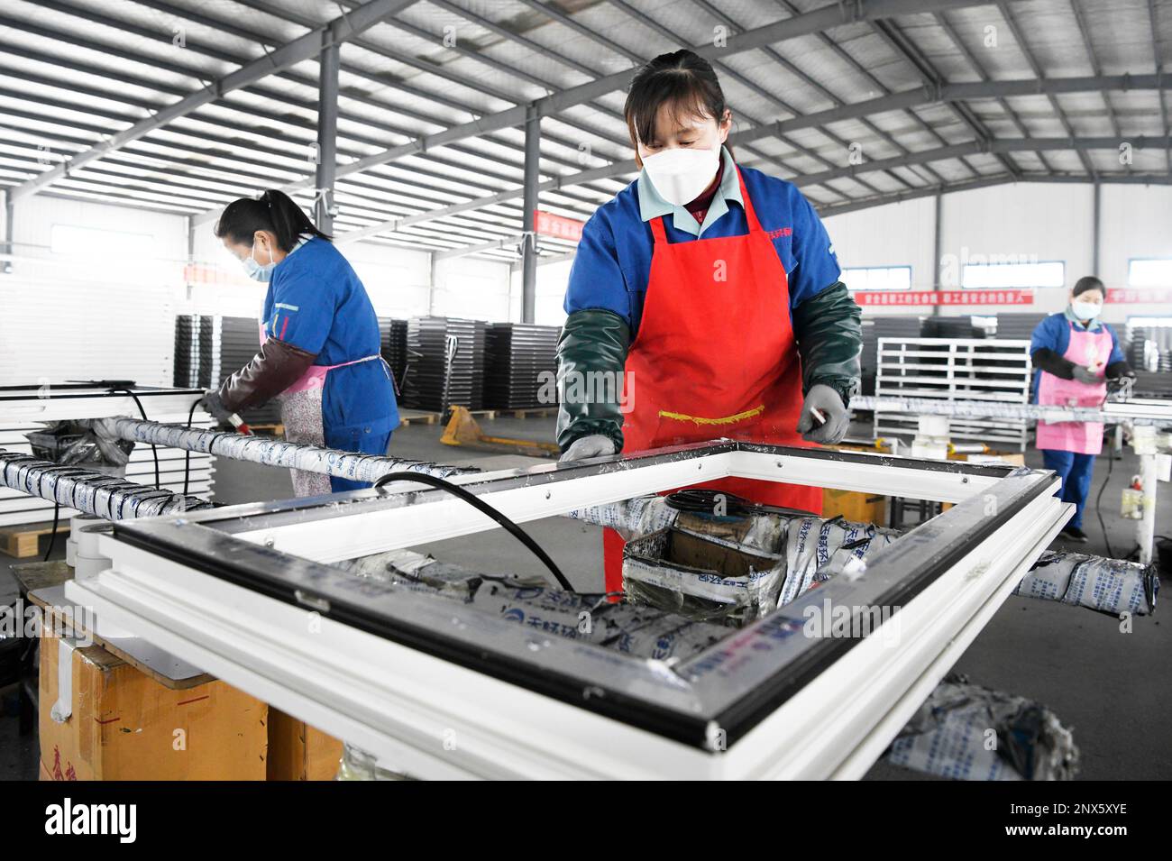 ZAOZHUANG, CHINA - FMARCH 1, 2023 - ein Mitarbeiter von Shandong Tianchang Environmental Protection Technology Co., Ltd. Arbeitet an energiesparenden Feuerschutzmitteln Stockfoto