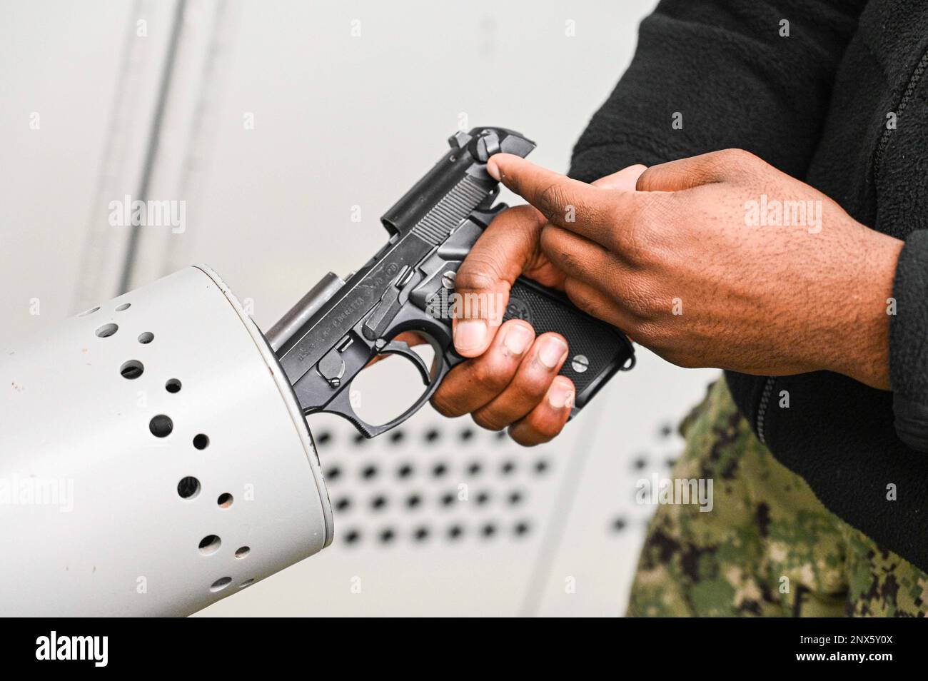 GREAT LAKES, Illinois (3. Februar 2023) Seaman Apprentice Anthony O. Williams, Student des Surface Combat Systems Training Command Great Lakes, hat eine M9-Pistole an der Gunner's Mate (GM) „A“ School freigesprochen. Die GM A-Schule vermittelt Seeleuten technische Ausbildung in Waffenwartung, Elektrizität, Elektronik und Betrieb von Abschusssystemen und Torpedos. Die M9 ist eine Hammerpistole mit Stahlrahmen und einfach-/doppeltwirkender Wirkung. Dies bedeutet, dass es sich um eine schwerere Metallpistole mit zwei verschiedenen Auslösern für einfache und doppelte Wirkung handelt. Umgekehrt ist der M18 leichter und verfügt nicht über zwei verschiedene Auslöser. Stockfoto