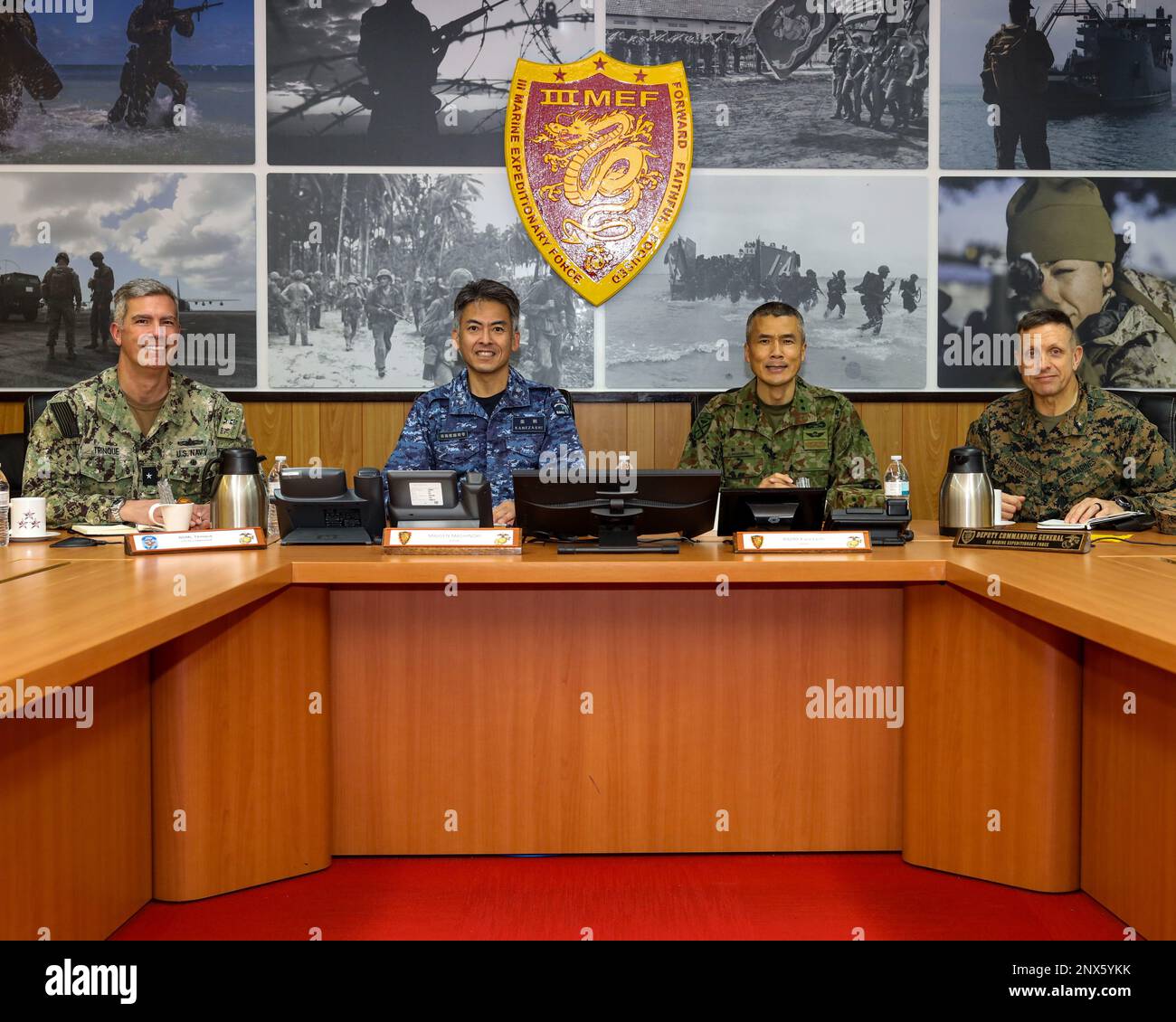 USA Marineflieger Derek Trinque, Kommandeur, Task Force 76/3, Left, Japanese Maritime Self-Defense Force Konteradmiral Motoyuki Kanezashi, Commander, Amphibious and Mine Warfare Force, Left-Center, Japanese Ground Self-Defense Force Maj. Shingo Nashinoki, Commander, Amphibious Rapid Deployment Brigade, Right-Center, USA Marinebrücke General Fridrik Fridriksson, stellvertretender Befehlshaber, TF 76/3, rechts, treffen sich, um die Integration der Marine während der Iron Fist 23 an Bord von Camp Courtney, Okinawa, Japan, am 16. Februar 2023 zu diskutieren. Dieser Besuch fand während der Übung Iron Fist statt und lieferte einen Überblick über TF 76/3, FOC Stockfoto