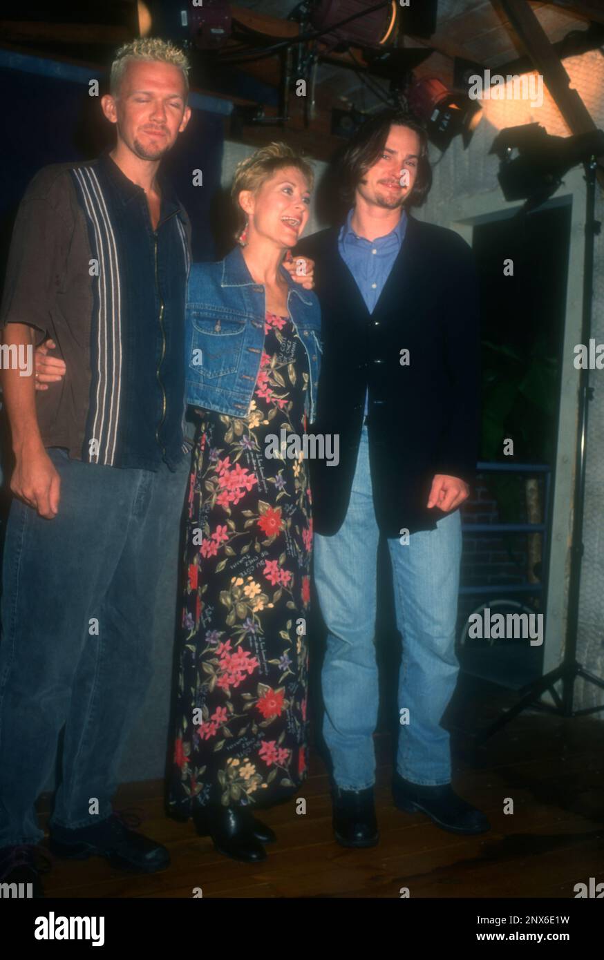 Los Angeles, Kalifornien, USA 11. Juli 1996 (L-R) Schauspieler Robert MacNaughton, Schauspielerin Dee Wallace und Schauspielerin Henry Thomas nehmen am 11. Juli 1996 im Los Angeles Convention Center in Los Angeles, Kalifornien, USA, an der 15. Annual Video Software Dealers Association (VSDA) Convention and Expo Teil. Foto: Barry King/Alamy Stock Photo Stockfoto