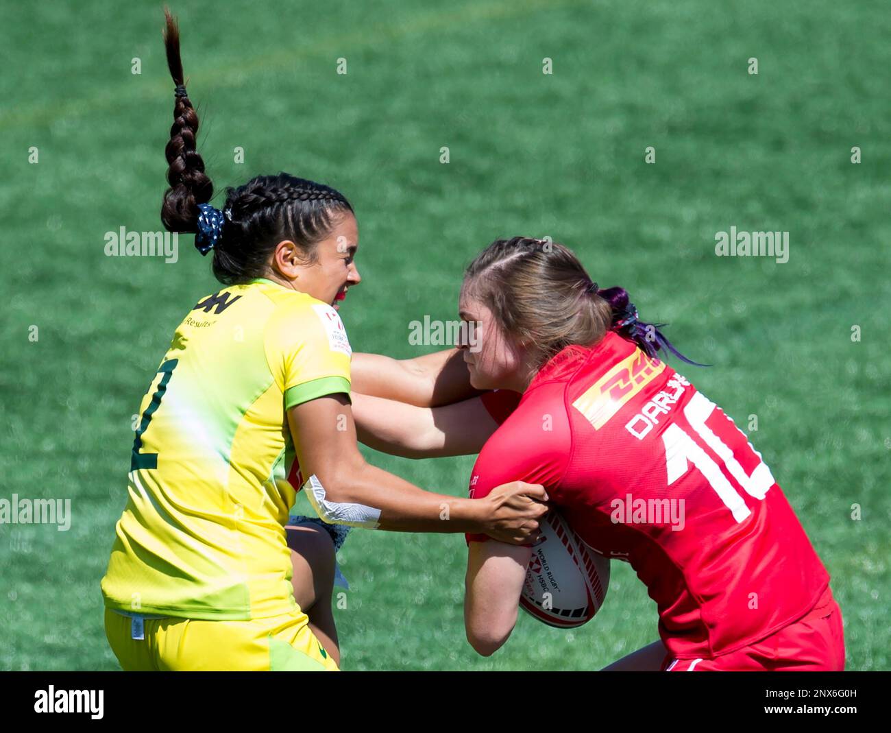 Australia's Yasmin Meakes stops Canada's Hannah Darling during the World Rugby Women's Sevens Series in Langford, British Columbia, Saturday, May, 12, 2018. (Jonathan Hayward/The Canadian Press via AP) Stockfoto