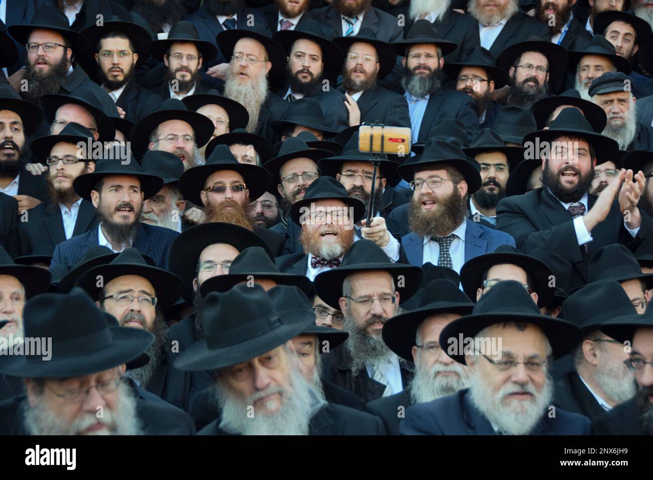 Chabad Rabbis aus der ganzen Welt bereiten sich auf das jährliche Gruppenfoto während des Treffens der Abgesandten in Crown Heights, Brooklyn, New York, vor. Stockfoto