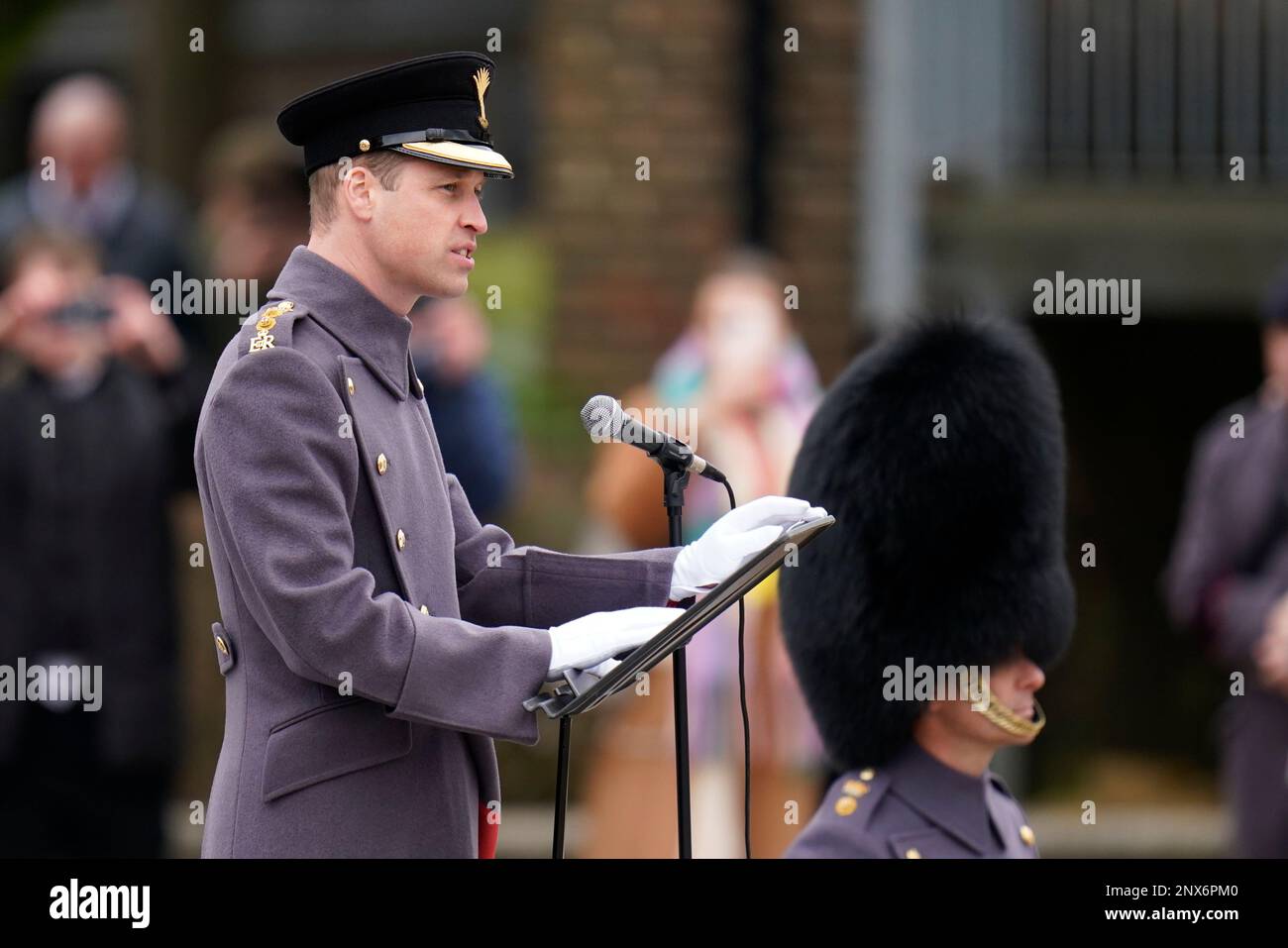 Der Prinz von Wales, Oberst der Walisischen Garde, hält eine Rede während eines Besuchs des St. David's Day bei der Walisischen Garde des 1. Bataillons in den Combermere Barracks in Windsor, Berkshire. Bilddatum: Mittwoch, 1. März 2023. Stockfoto