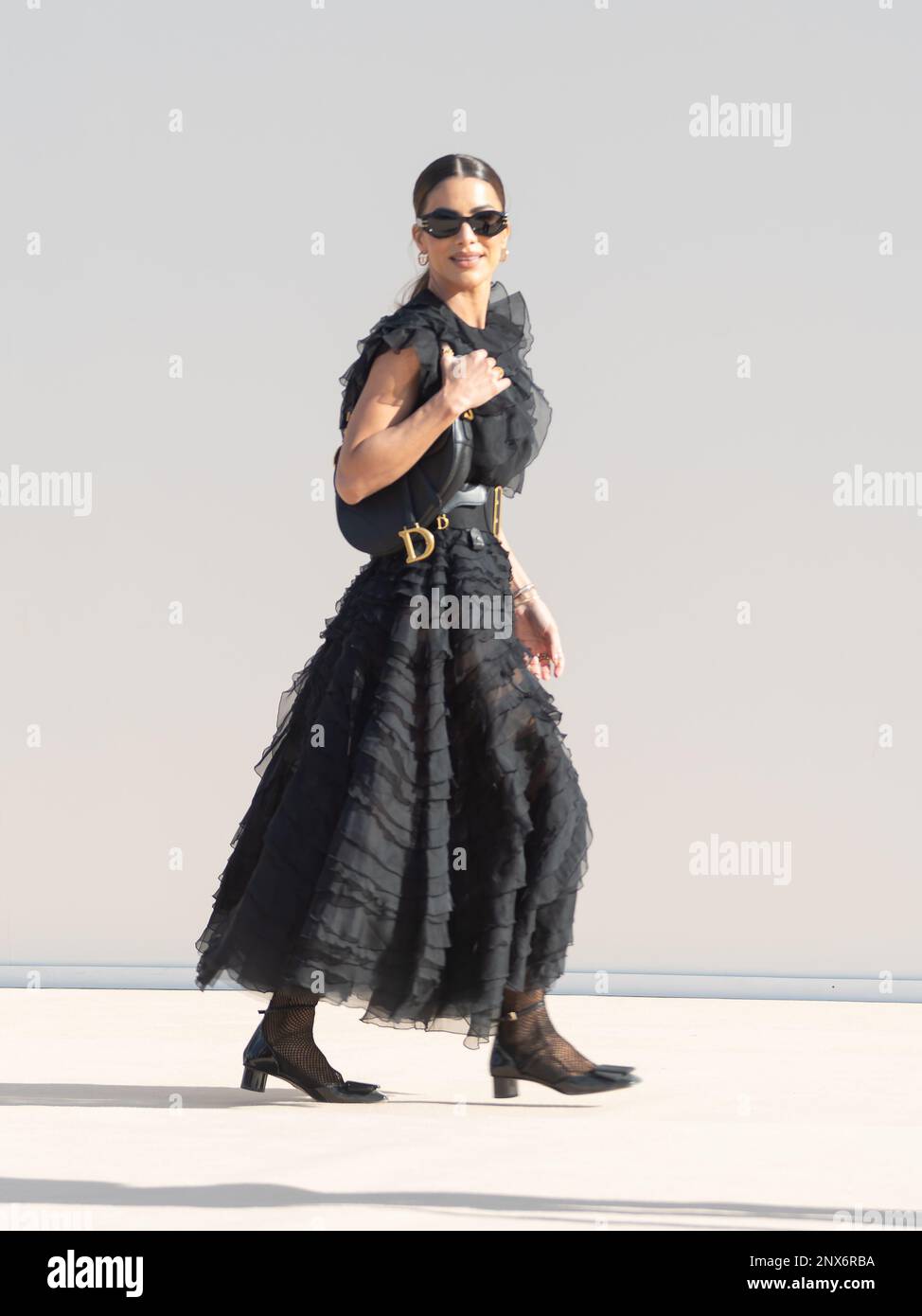 Paris, Frankreich, 28/02/2023. Camila Coelho trägt ein schwarzes Kleid bei der Dior Domenswear Herbst/Winter 2023 Show PARIS FASHION WEEK - FEBRUAR 28 2023 Stockfoto