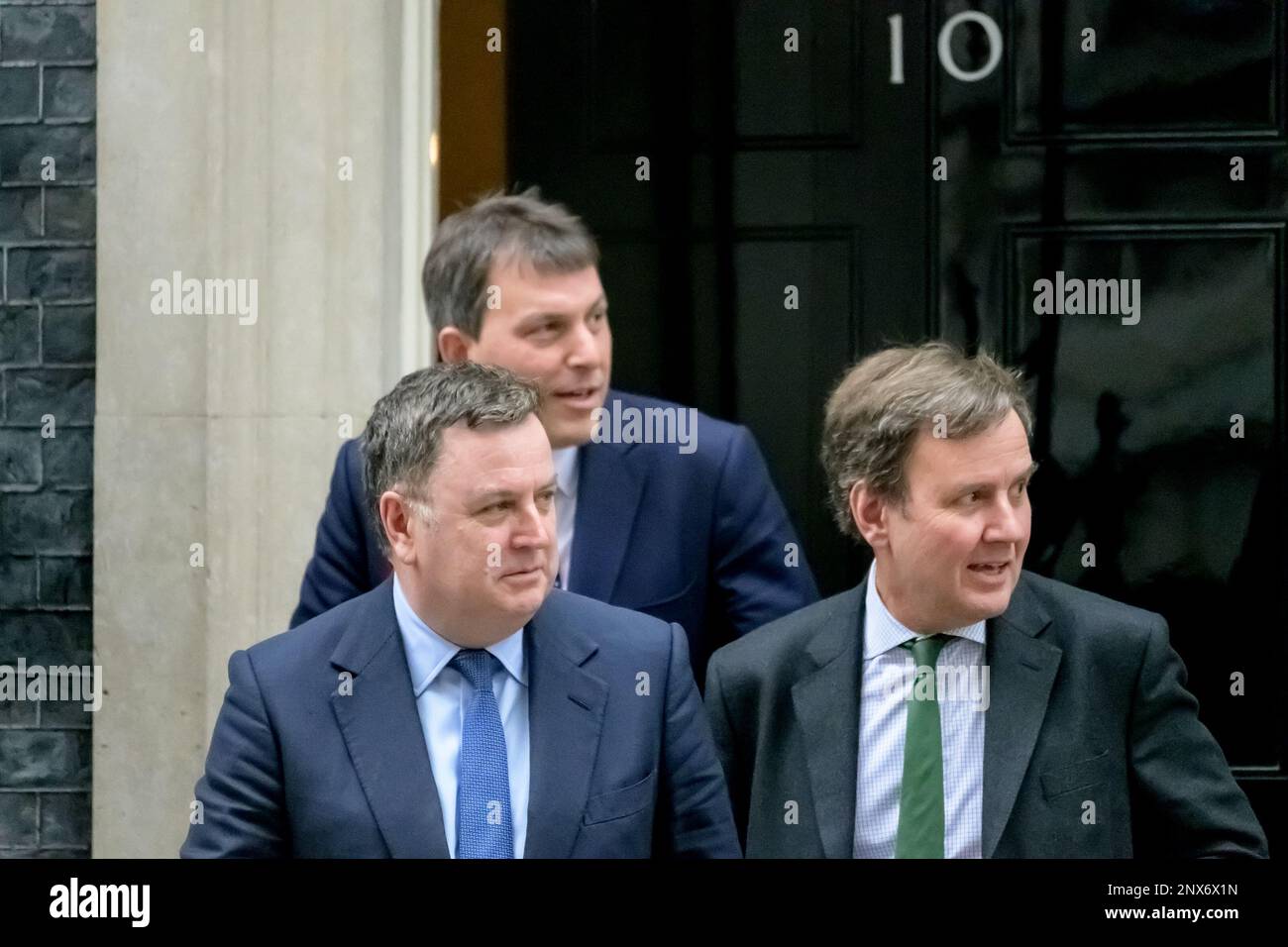 Mel Stride MP (L) Greg Hands MP (R) und John Glen MP (Behind) verlassen Downing Street nach einer Kabinettssitzung am 27. Februar 2023 Stockfoto