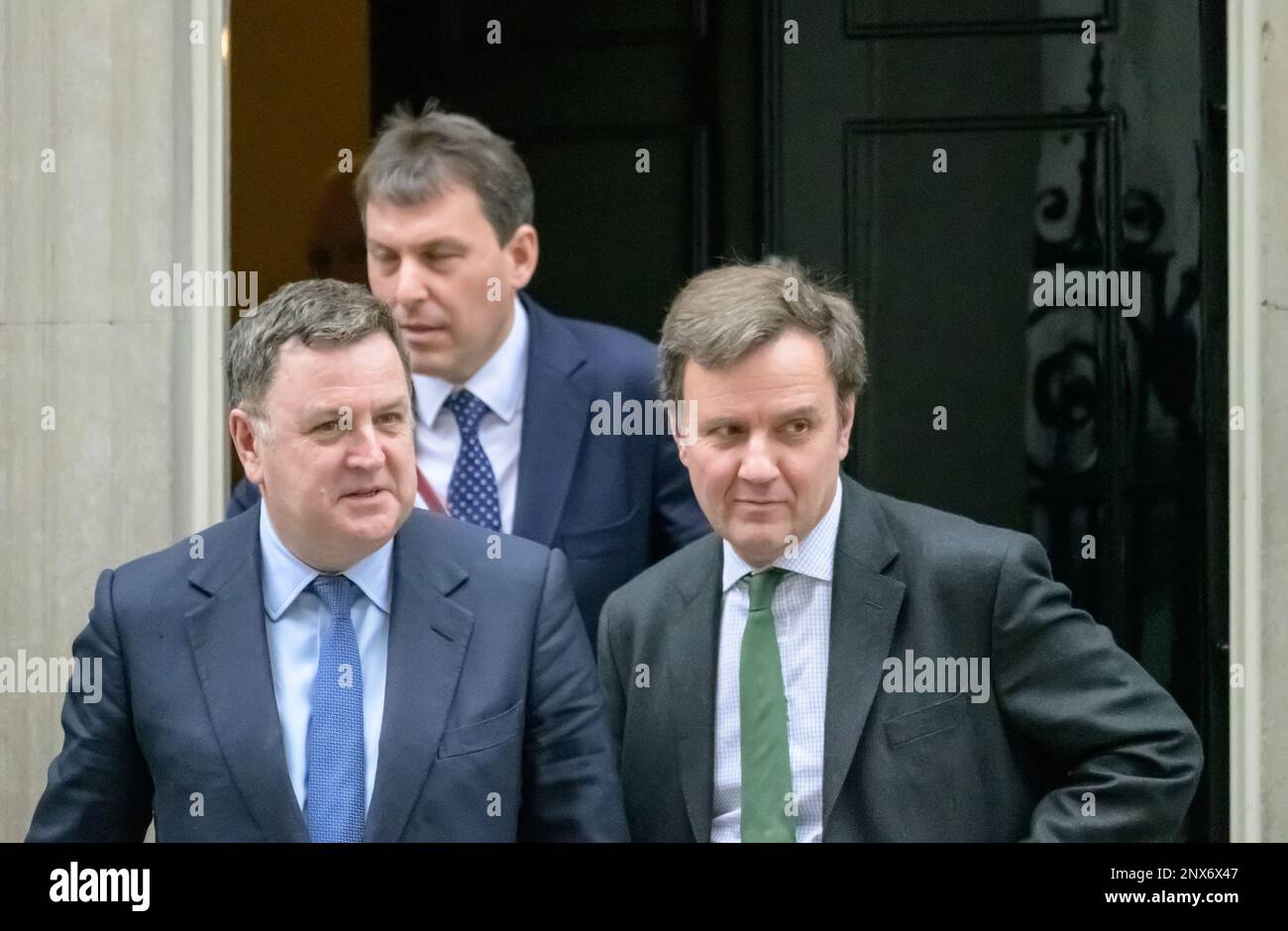 Mel Stride MP (L) Greg Hands MP (R) und John Glen MP (Behind) verlassen Downing Street nach einer Kabinettssitzung am 27. Februar 2023 Stockfoto