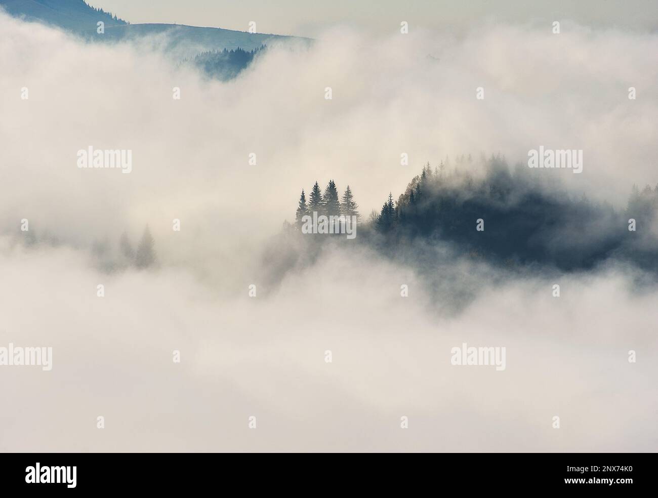 Die Silhouetten der Berge im Nebel. Grafische Landschaft zum Thema Berge Stockfoto