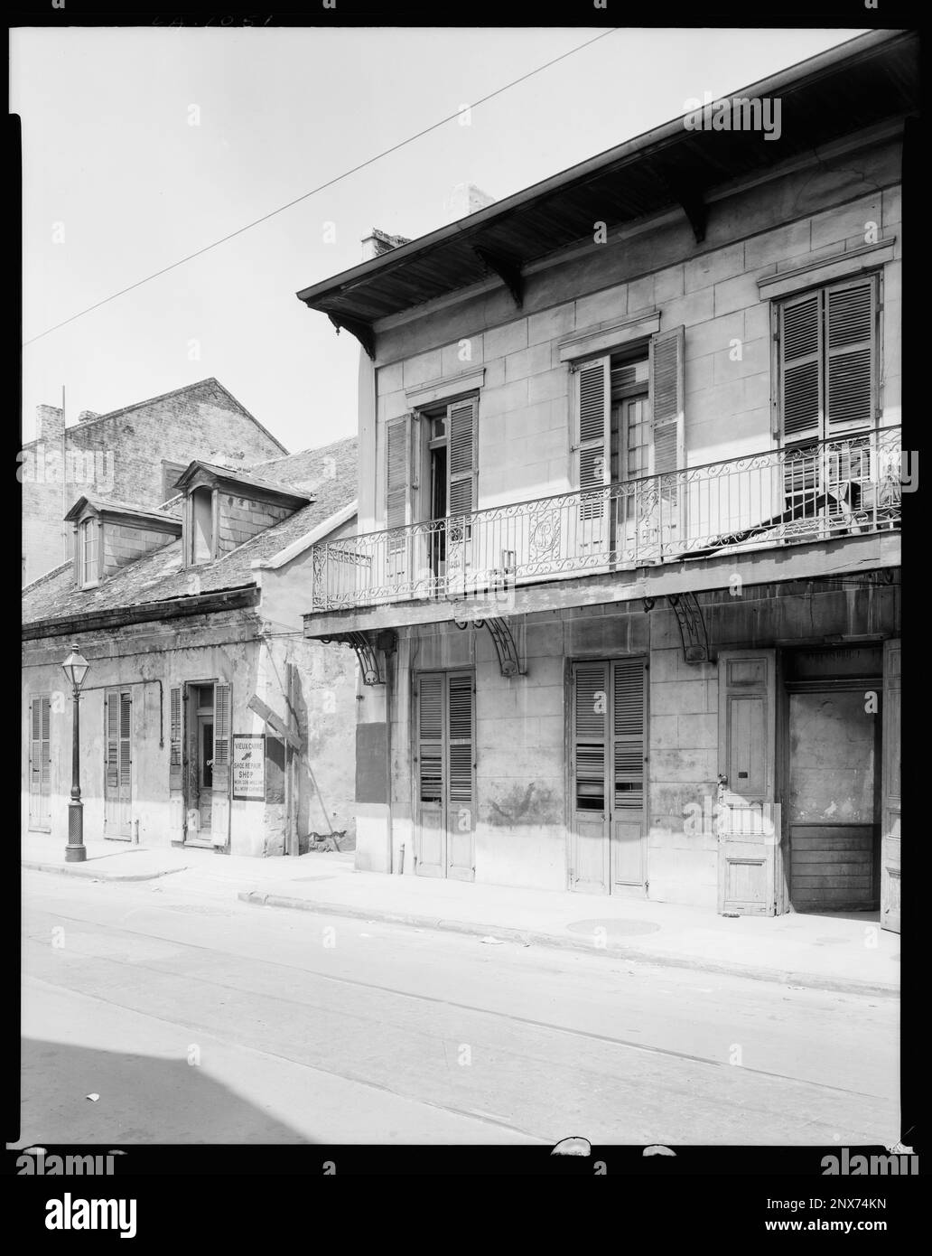 631 Dauphine St., New Orleans, Orleans Parish, Louisiana. Carnegie Survey of the Architecture of the South (Carnegie-Umfrage zur Architektur des Südens). Usa, Louisiana, Orleans Parish, New Orleans, Gebäude, Schlafsäle, Eisenarbeiten, Laternenpfähle. Stockfoto