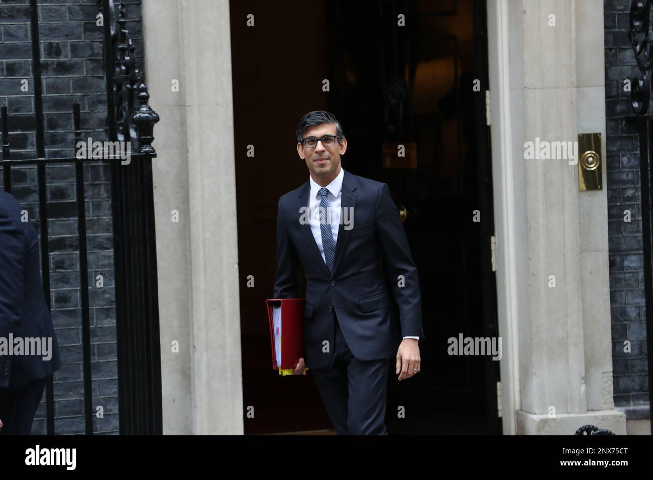 London, Großbritannien. 1. März 2023. Der britische Premierminister Rishi Sunak verlässt die Downing Street Nr. 10, um an den wöchentlichen PMQ-Fragen des Premierministers im Parlament teilzunehmen. Kredit: Uwe Deffner/Alamy Live News Stockfoto London, Großbritannien. 1. März 2023. Der britische Premierminister Rishi Sunak verlässt die Downing Street Nr. 10, um an den wöchentlichen PMQ-Fragen des Premierministers im Parlament teilzunehmen. Kredit: Uwe Deffner/Alamy Live News Stockfoto