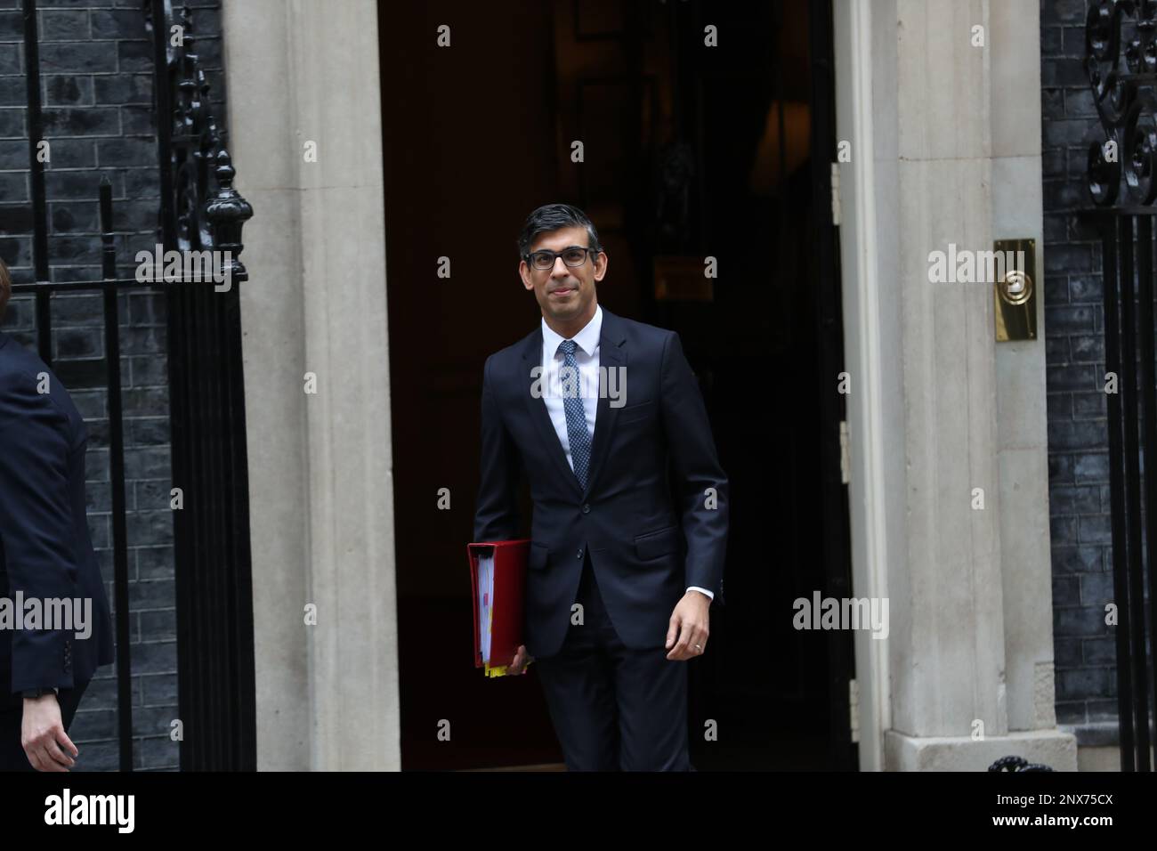 London, Großbritannien. 1. März 2023. Der britische Premierminister Rishi Sunak verlässt die Downing Street Nr. 10, um an den wöchentlichen PMQ-Fragen des Premierministers im Parlament teilzunehmen. Kredit: Uwe Deffner/Alamy Live News Stockfoto London, Großbritannien. 1. März 2023. Der britische Premierminister Rishi Sunak verlässt die Downing Street Nr. 10, um an den wöchentlichen PMQ-Fragen des Premierministers im Parlament teilzunehmen. Kredit: Uwe Deffner/Alamy Live News Stockfoto