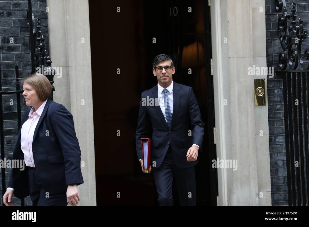 London, Großbritannien. 1. März 2023. Der britische Premierminister Rishi Sunak verlässt die Downing Street Nr. 10, um an den wöchentlichen PMQ-Fragen des Premierministers im Parlament teilzunehmen. Kredit: Uwe Deffner/Alamy Live News Stockfoto London, Großbritannien. 1. März 2023. Der britische Premierminister Rishi Sunak verlässt die Downing Street Nr. 10, um an den wöchentlichen PMQ-Fragen des Premierministers im Parlament teilzunehmen. Kredit: Uwe Deffner/Alamy Live News Stockfoto