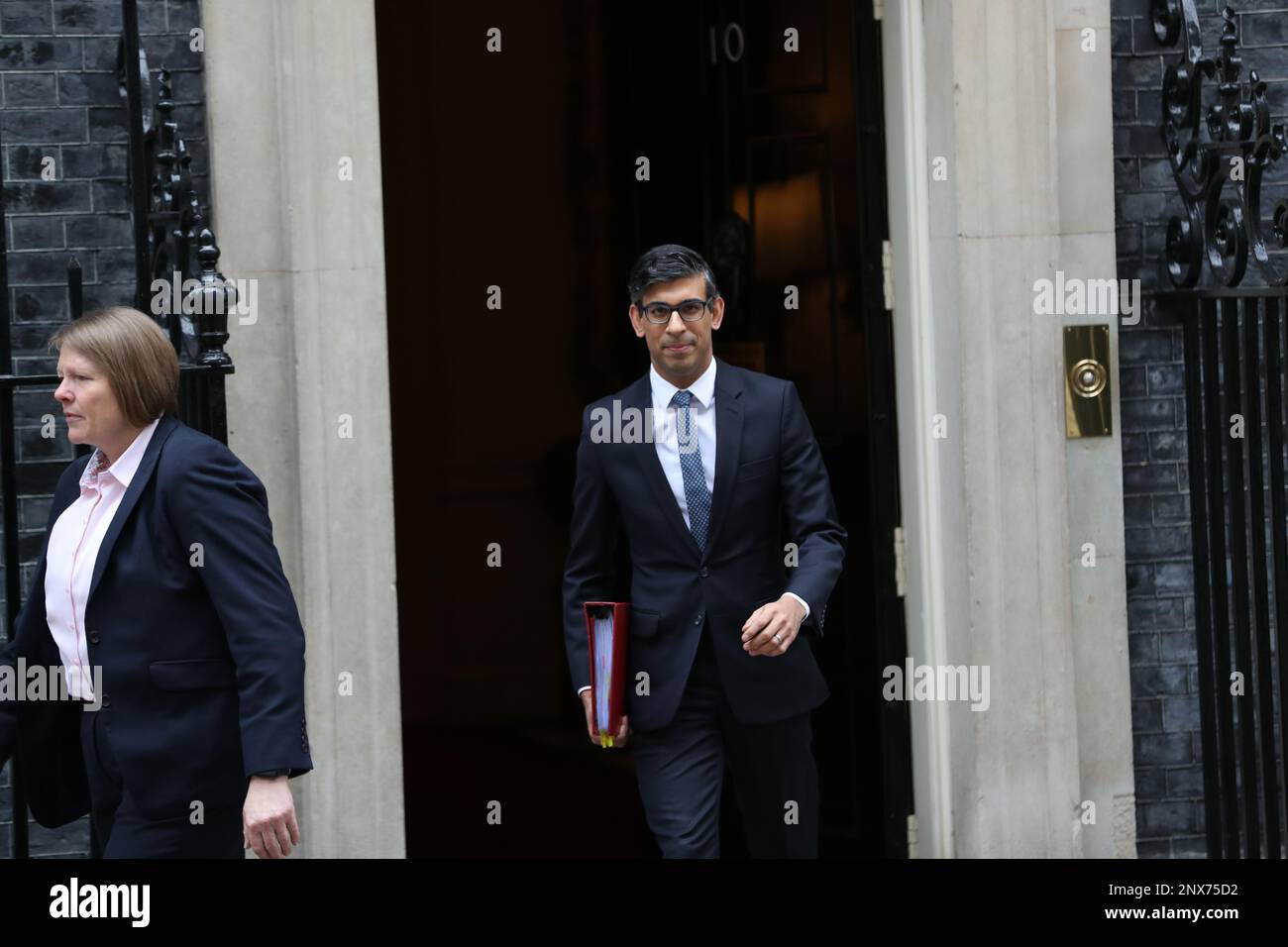 London, Großbritannien. 1. März 2023. Der britische Premierminister Rishi Sunak verlässt die Downing Street Nr. 10, um an den wöchentlichen PMQ-Fragen des Premierministers im Parlament teilzunehmen. Kredit: Uwe Deffner/Alamy Live News Stockfoto London, Großbritannien. 1. März 2023. Der britische Premierminister Rishi Sunak verlässt die Downing Street Nr. 10, um an den wöchentlichen PMQ-Fragen des Premierministers im Parlament teilzunehmen. Kredit: Uwe Deffner/Alamy Live News Stockfoto
