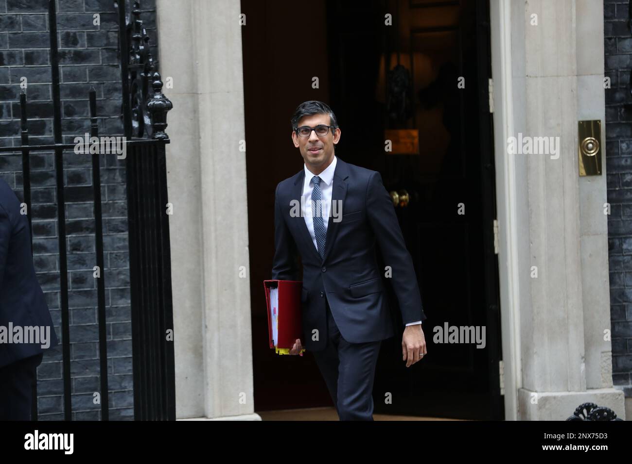 London, Großbritannien. 1. März 2023. Der britische Premierminister Rishi Sunak verlässt die Downing Street Nr. 10, um an den wöchentlichen PMQ-Fragen des Premierministers im Parlament teilzunehmen. Kredit: Uwe Deffner/Alamy Live News Stockfoto London, Großbritannien. 1. März 2023. Der britische Premierminister Rishi Sunak verlässt die Downing Street Nr. 10, um an den wöchentlichen PMQ-Fragen des Premierministers im Parlament teilzunehmen. Kredit: Uwe Deffner/Alamy Live News Stockfoto