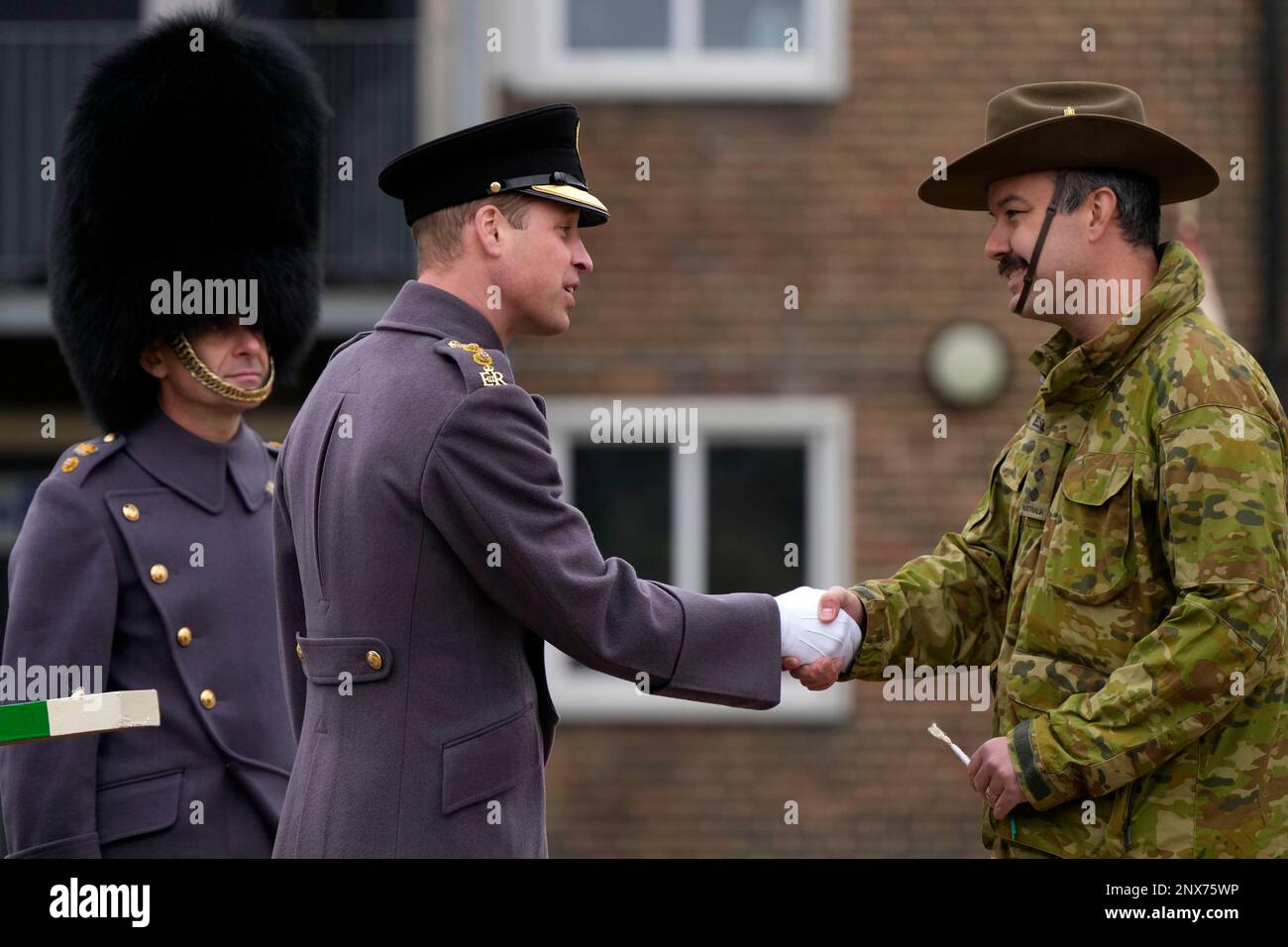 Der Prinz von Wales, Oberst der walisischen Garde, trifft während eines Besuchs der 1. Bataillonsgarde in den Combermere Barracks in Windsor, Berkshire, Truppen des 5. Königlichen australischen Regiments (5RAR), die derzeit im Vereinigten Königreich bei der Ausbildung der ukrainischen Streitkräfte helfen. Bilddatum: Mittwoch, 1. März 2023. Stockfoto