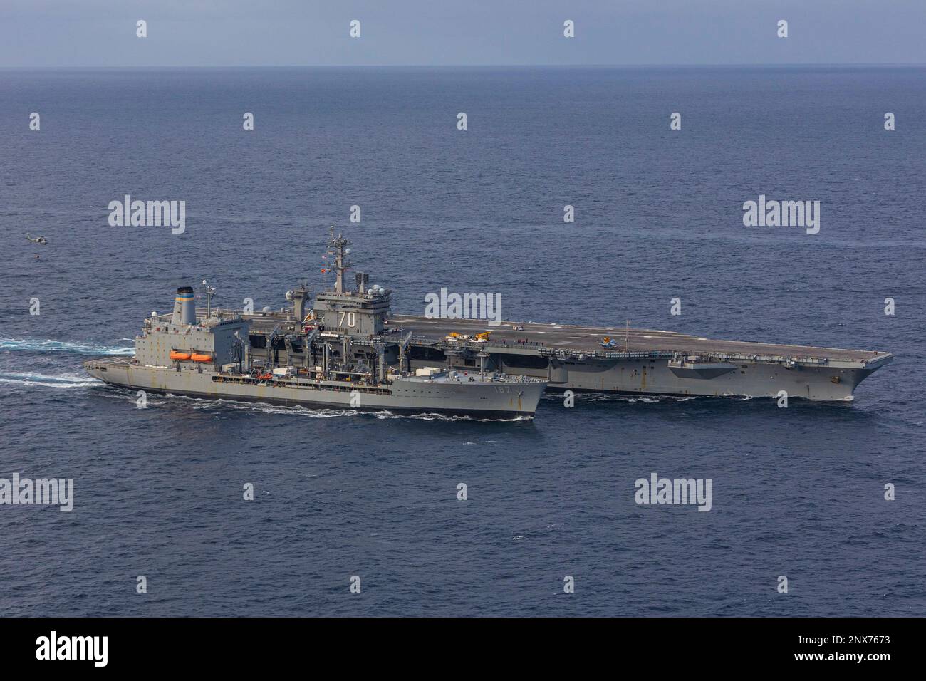 Der Flugzeugträger der Nimitz-Klasse USS Abraham Lincoln (CVN 72) führt mit dem Flugzeugträger der Nimitz-Klasse USS Carl Vinson (CVN 70) während einer Wiederauffüllung auf See mit USNS Henry J. Kaiser (T-AO 187) einen Munitionstransfer durch. Abraham Lincoln führt gerade Routineeinsätze in der US-3.-Flotte durch. Stockfoto