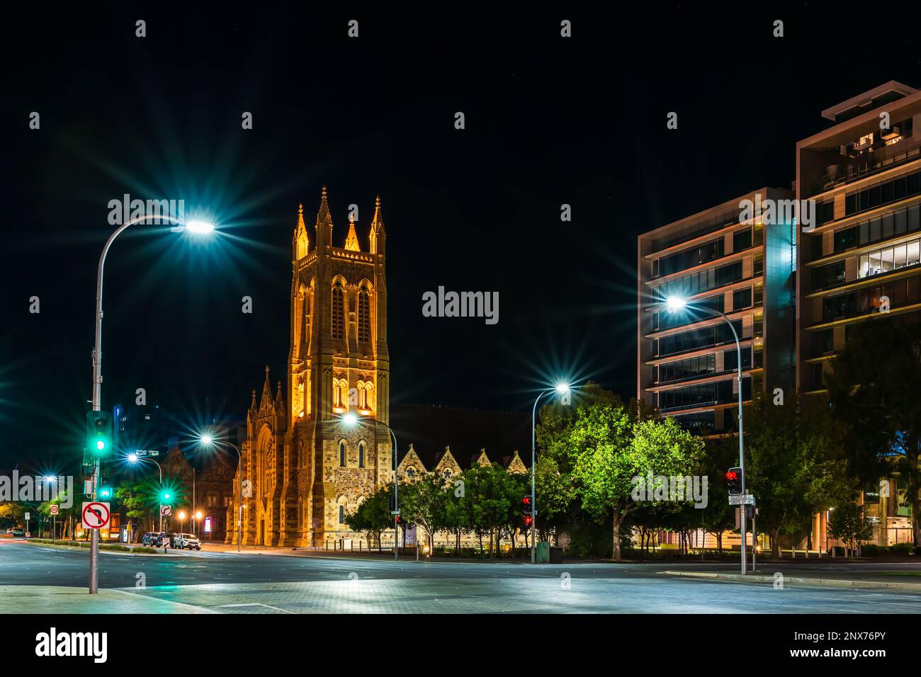 St. Francis Xaviers katholische Kathedrale in Adelaide CBD bei Nacht vom Victoria Square aus gesehen Stockfoto