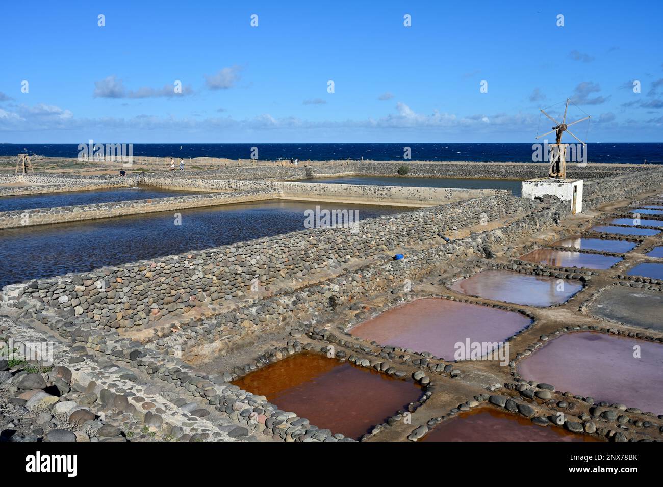 Traditionelle Meersalz-Verdampfungs-Trockenschalen mit größeren Meerwasser-Verdampfungsanlagen auf Gran Canaria bei Arinaga Stockfoto