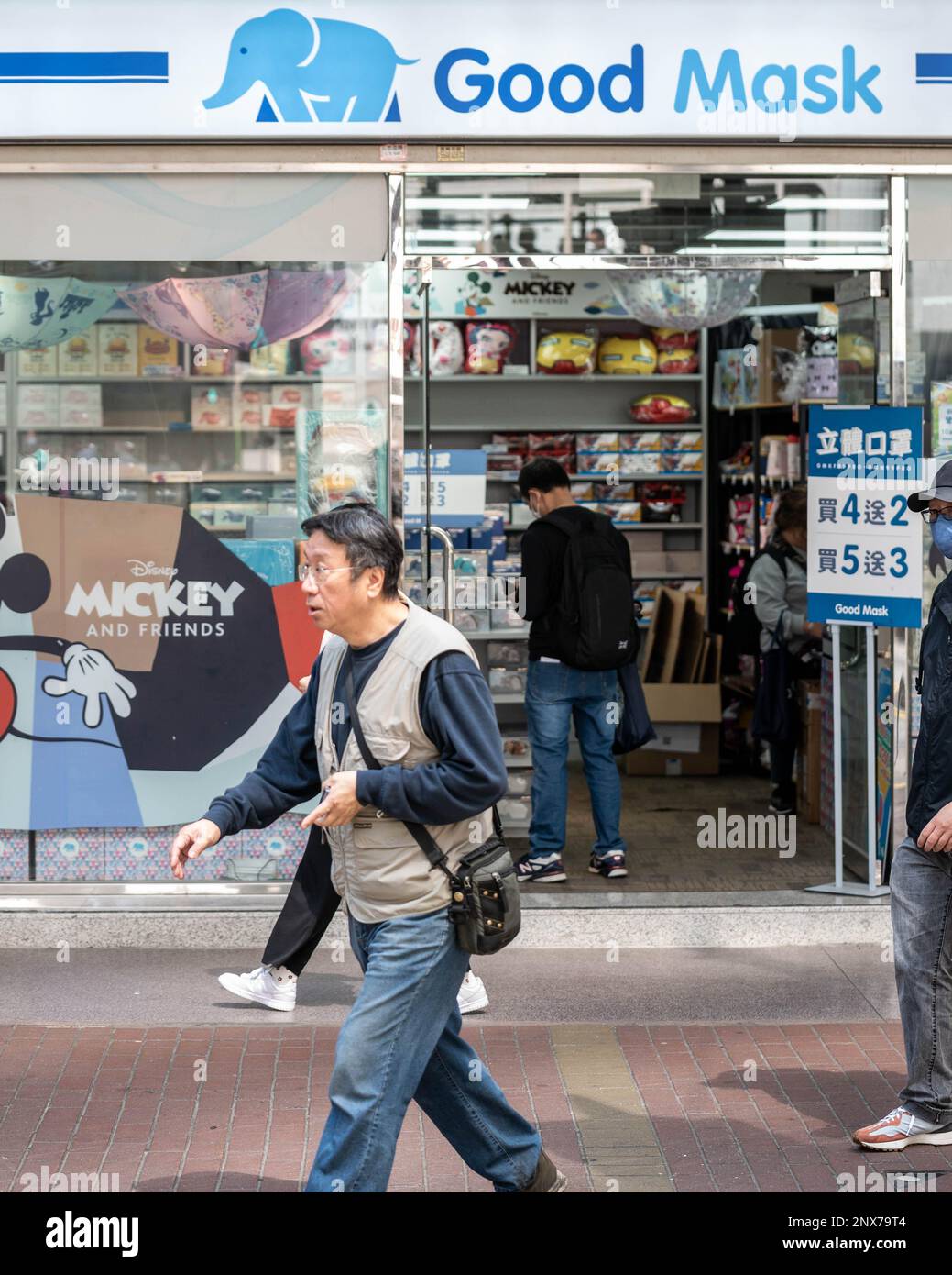 Hongkong, Hongkong. 01. März 2023. Masklenlose Menschen schlendern an einem Spezialitätengeschäft in Causeway Bay, Hongkong vorbei. Mit schätzungsweise 300 Fachmaskenläden in ganz Hongkong, wird die plötzliche Entfernung des Maskenmandats am 1. März 2023 durch die Regierung voraussichtlich Tausende Quadratmeter Verkaufsfläche freisetzen. Das verheißt nichts Gutes für die Wirtschaft Hongkongs, da die Anzahl der Einzelhandelsleasingverträge in den letzten Jahren zurückgegangen ist, obwohl die Rückkehr von Touristen nach Hongkong neue wirtschaftliche Chancen schaffen könnte. Kredit: SOPA Images Limited/Alamy Live News Stockfoto