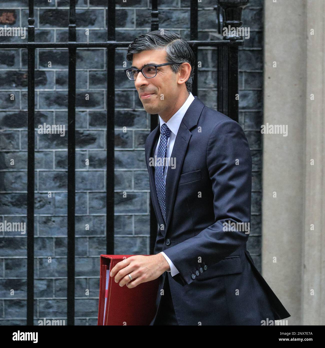 London, Großbritannien. 01. März 2023. Rishi Sunak, Parlamentsabgeordneter, Premierminister des Vereinigten Königreichs, verlässt die Downing Street 10, um heute im Parlament an den Fragen des Premierministers teilzunehmen. Kredit: Imageplotter/Alamy Live News Stockfoto