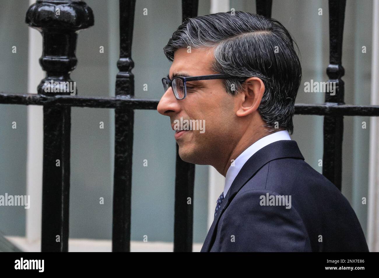 London, Großbritannien. 01. März 2023. Rishi Sunak, Parlamentsabgeordneter, Premierminister des Vereinigten Königreichs, verlässt die Downing Street 10, um heute im Parlament an den Fragen des Premierministers teilzunehmen. Kredit: Imageplotter/Alamy Live News Stockfoto