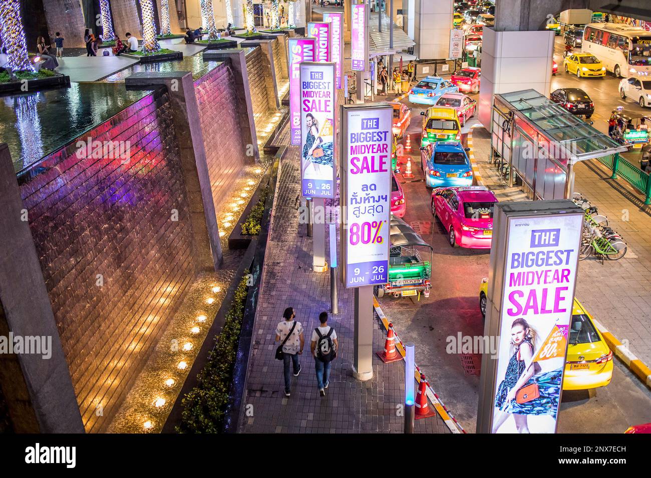 Rama I Straße, Street Shopping, Zugang zum Siam Paragon Einkaufszentrum, Bangkok, Thailand Stockfoto