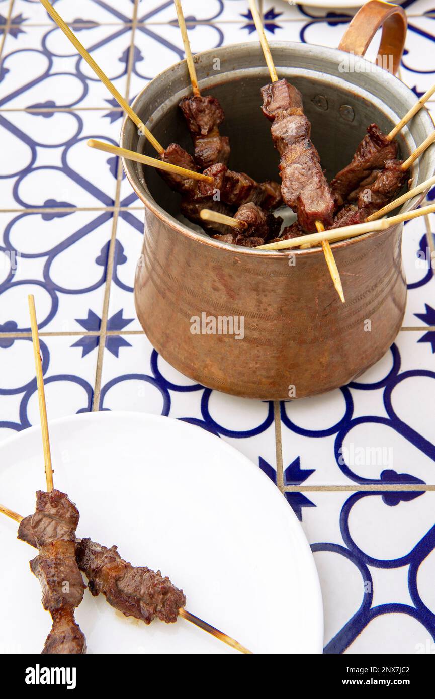 Arrosticini Spieße, ein traditionelles Essen aus der italienischen Region Abruzzen Stockfoto