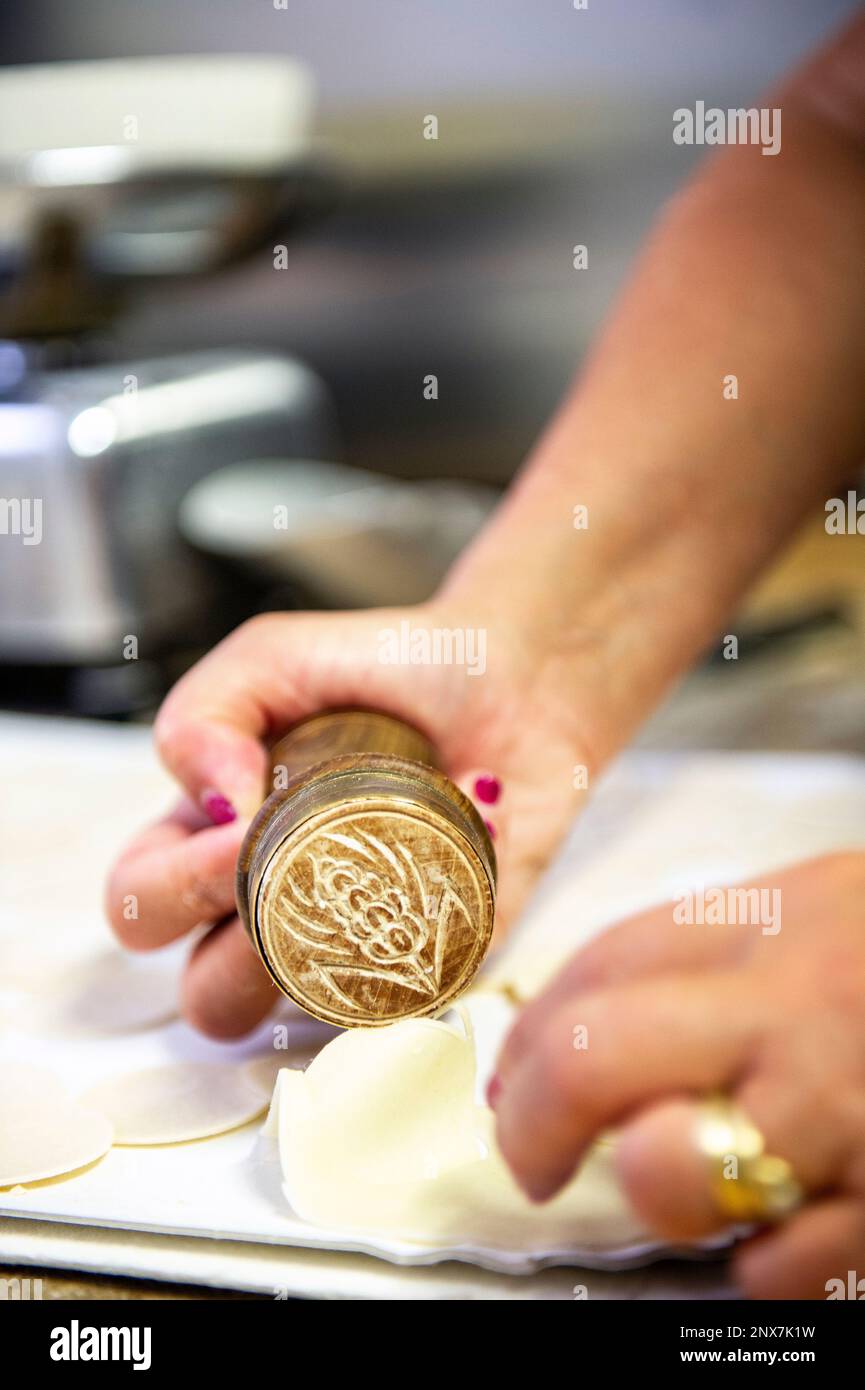 Die Herstellung der traditionellen „Corzetti“, einer typischen Pasta aus der italienischen Region Ligurien, die jede Pasta entsprechend der Tradition stempelt. Stockfoto