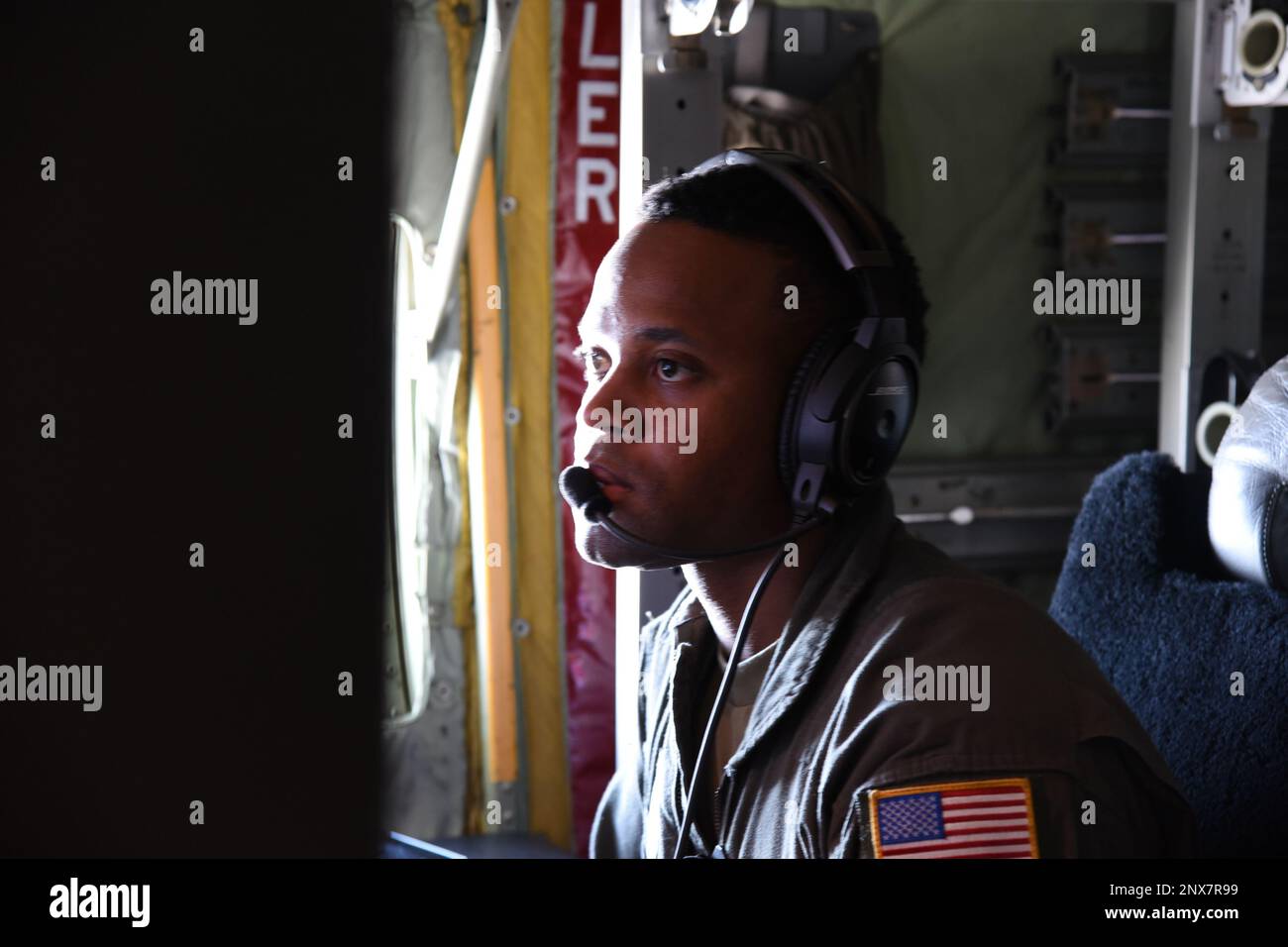 Tech. Sgt. Vince Boyd, 53. Weather Reconnaissance Squadron Loader, überprüft die Werte einer Dropsonde, die während einer atmosphärischen Flussmission von Mather Air Field, Kalifornien, am 11. Januar abgegeben wurde. Die 53. WRS fliegen vom 1. Januar bis zum 31. März im Pazifischen Ozean als spezieller Teil des National Winter Season Operations Plan. Stockfoto