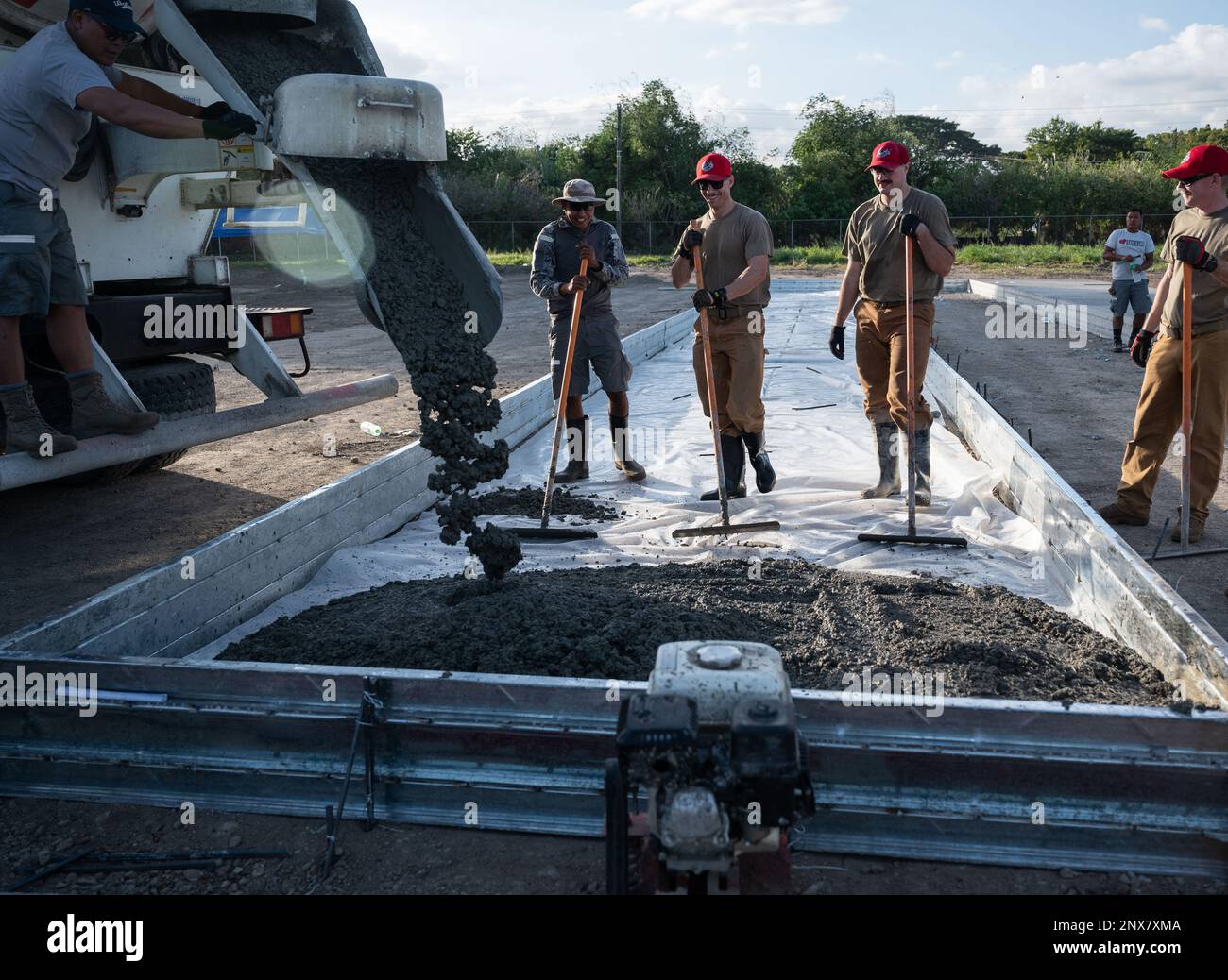 Im Rahmen eines Trainingsereignisses am Basa Air Base, Philippinen, unterstützen Flugzeuge der 819. Red HORSE Squadron vom Luftwaffenstützpunkt Malmstrom, Montana, die philippinische Luftwaffe beim Gießen von Beton. 25. Januar 2023. Während die Airmen aus den 819. Jahren auf den Philippinen waren, um Beton zu gießen, lernten sie viel mehr von ihren Kollegen bei und außerhalb der Arbeit. Sie haben besondere Momente miteinander verbracht, einschließlich Werbeaktionen, Geburtstage, Kultur, Küche und Sprache. Stockfoto
