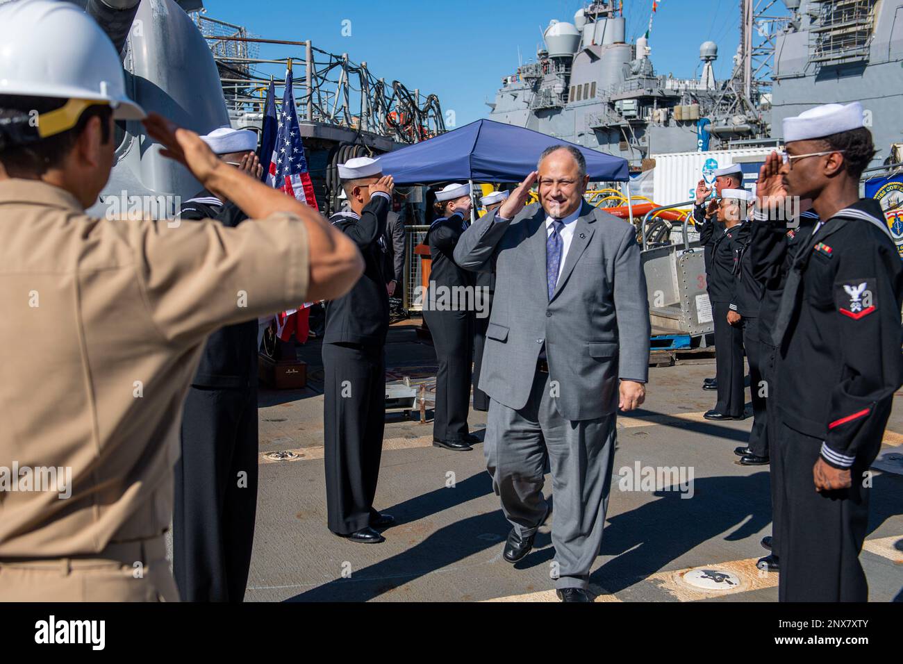 MARINESTÜTZPUNKT SAN DIEGO (15. Februar 2023) – der Sekretär der Marine Carlos Del Toro ist während eines Besuchs an Bord des geführten Raketenkreuzers USS Cowpens (CG 63) der Ticonderoga-Klasse. Del Toro führte mehrere Kommandos durch, darunter Pacific Beacon, Snyder Hall und das Landungsschiff USS Germantown (LSD 42) der Inselklasse Whidbey, um Seeleute zu besuchen, sich mit der Führung auszutauschen und strategische Initiativen der Marine zu erörtern. Stockfoto