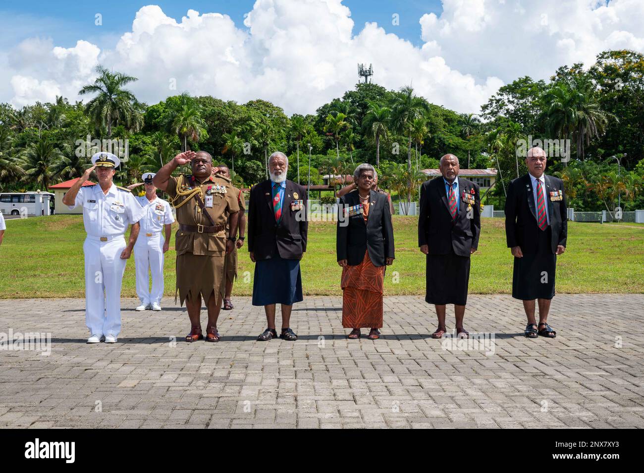 SUVA, Fidschi (31. Januar 2023) ADM. John C. Aquilino, Commander of U.S. Das Indo-Pacific-Kommando, links, salutiert während einer Kranzlegen-Zeremonie am National war Memorial in Fidschi. Die USINDOPACOM hat sich verpflichtet, die Stabilität in der asiatisch-pazifischen Region durch die Förderung der Sicherheitszusammenarbeit, die Förderung einer friedlichen Entwicklung, die Reaktion auf Eventualitäten, die Abschreckung von Aggressionen und, falls erforderlich, Kämpfe um den Sieg. Stockfoto