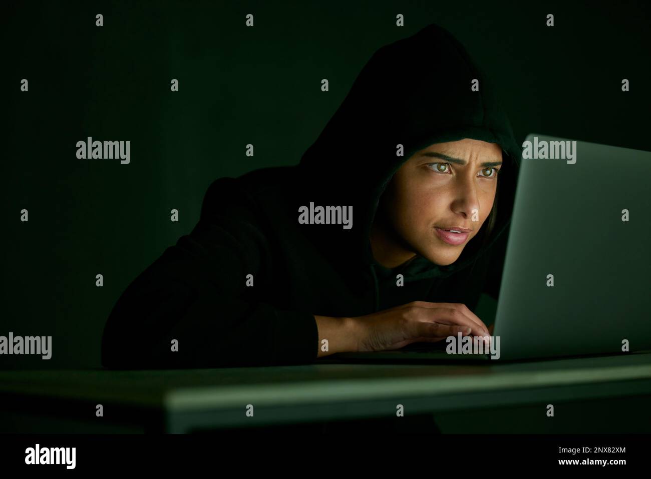 Indische Frau, Hacker und Modell von Banking- und Datenbank-Web-Betrug mit Kryptodaten. Programmierer, Kriminelle und Finanzsoftware-Hacker mit einem Hacking Stockfoto