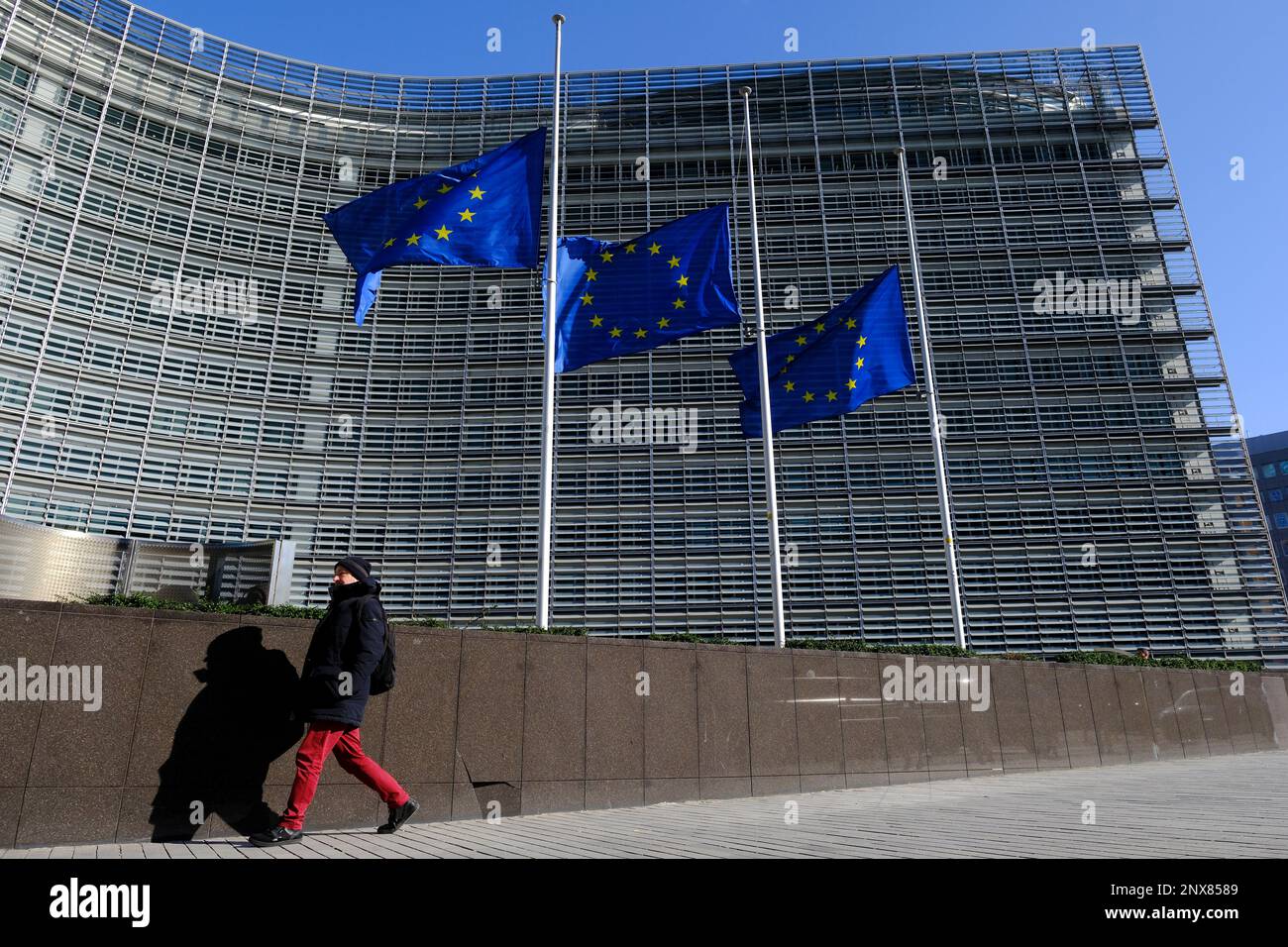 Brüssel, Belgien. 01. März 2023. Am Sitz der Europäischen Kommission fliegen am 01. März 2023 in Brüssel in Griechenland europäische Flaggen auf Halbmast, um den Opfern der Züge zu gedenken. Kredit: ALEXANDROS MICHAILIDIS/Alamy Live News Stockfoto