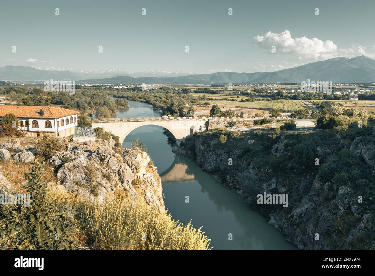 Die alte heilige Brücke in Gjakova, Kosovo in den Abendstunden Stockfoto