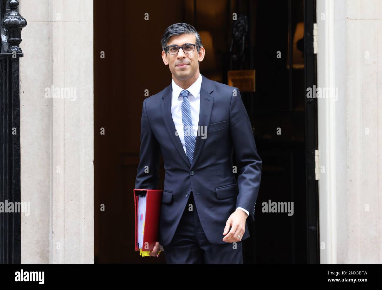 London, Vereinigtes Königreich, 1. März 2023. PM Rishi Sunak verlässt Nr. 10 Downing Street zu PMQs, wo er das neu unterzeichnete Windsor Framework verteidigen wird, in der Hoffnung, das DUP Side und Stormont wieder in Gang zu bringen. Kredit:Monica Wells/Alamy Live News Stockfoto London, Vereinigtes Königreich, 1. März 2023. PM Rishi Sunak verlässt Nr. 10 Downing Street zu PMQs, wo er das neu unterzeichnete Windsor Framework verteidigen wird, in der Hoffnung, das DUP Side und Stormont wieder in Gang zu bringen. Kredit:Monica Wells/Alamy Live News Stockfoto