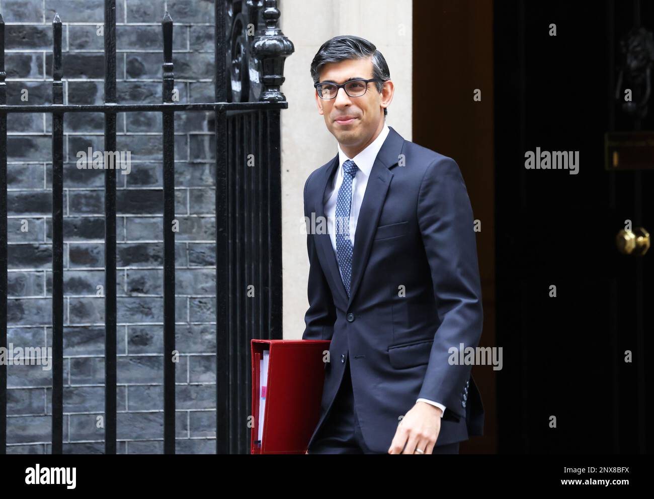 London, Vereinigtes Königreich, 1. März 2023. PM Rishi Sunak verlässt Nr. 10 Downing Street zu PMQs, wo er das neu unterzeichnete Windsor Framework verteidigen wird, in der Hoffnung, das DUP Side und Stormont wieder in Gang zu bringen. Kredit:Monica Wells/Alamy Live News Stockfoto London, Vereinigtes Königreich, 1. März 2023. PM Rishi Sunak verlässt Nr. 10 Downing Street zu PMQs, wo er das neu unterzeichnete Windsor Framework verteidigen wird, in der Hoffnung, das DUP Side und Stormont wieder in Gang zu bringen. Kredit:Monica Wells/Alamy Live News Stockfoto