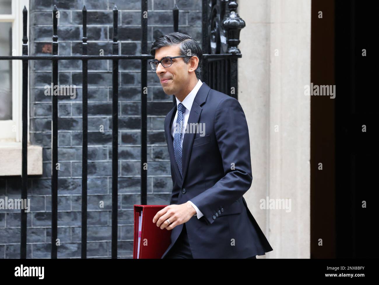 London, Vereinigtes Königreich, 1. März 2023. PM Rishi Sunak verlässt Nr. 10 Downing Street zu PMQs, wo er das neu unterzeichnete Windsor Framework verteidigen wird, in der Hoffnung, das DUP Side und Stormont wieder in Gang zu bringen. Kredit:Monica Wells/Alamy Live News Stockfoto London, Vereinigtes Königreich, 1. März 2023. PM Rishi Sunak verlässt Nr. 10 Downing Street zu PMQs, wo er das neu unterzeichnete Windsor Framework verteidigen wird, in der Hoffnung, das DUP Side und Stormont wieder in Gang zu bringen. Kredit:Monica Wells/Alamy Live News Stockfoto