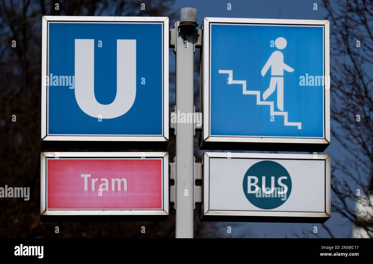 München, Deutschland. 01. März 2023. An einer Haltestelle steht ein Schild mit dem Logo der U-Bahn-, Straßenbahn- und Buslinien. In München werden große Teile des öffentlichen Nahverkehrs am Donnerstag und Freitag zum Stillstand kommen. Verdi streift mit U-Bahnen und Straßenbahnen, und etwa die Hälfte der Busse fährt ebenfalls nicht. Kredit: Sven Hoppe/dpa/Alamy Live News Stockfoto