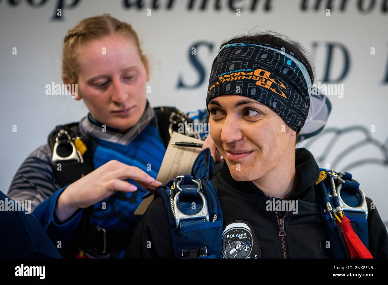 USA AIR FORCE ACADEMY, COLORADO Sarah Gillis, Mission Specialist bei der SpaceX Polaris Dawn Crew, leitet ein Grundtraining zum Fallschirmspringen an der United States Air Force Academy, 23.-27. Januar 2023. Der AM-490 Basic Freefall-Kurs bereitet die Studenten auf die Durchführung von freien Fallschirmspringen im Alleingang bei ihren ersten Sprüngen über dem Davis-Flugplatz der USAFA vor. AM-490 wird von der 98. Fliegenden Trainingsschwadron und den Kadetten der Demonstrations- und Wettbewerbsteams der Flügel des blauen Fallschirms unterrichtet. Polaris Dawn Crew, Jared Isaacman, Befehlshaber der Mission; Scott Poteet, Pilot der Mission; Sarah Gillis, Mission Special Stockfoto