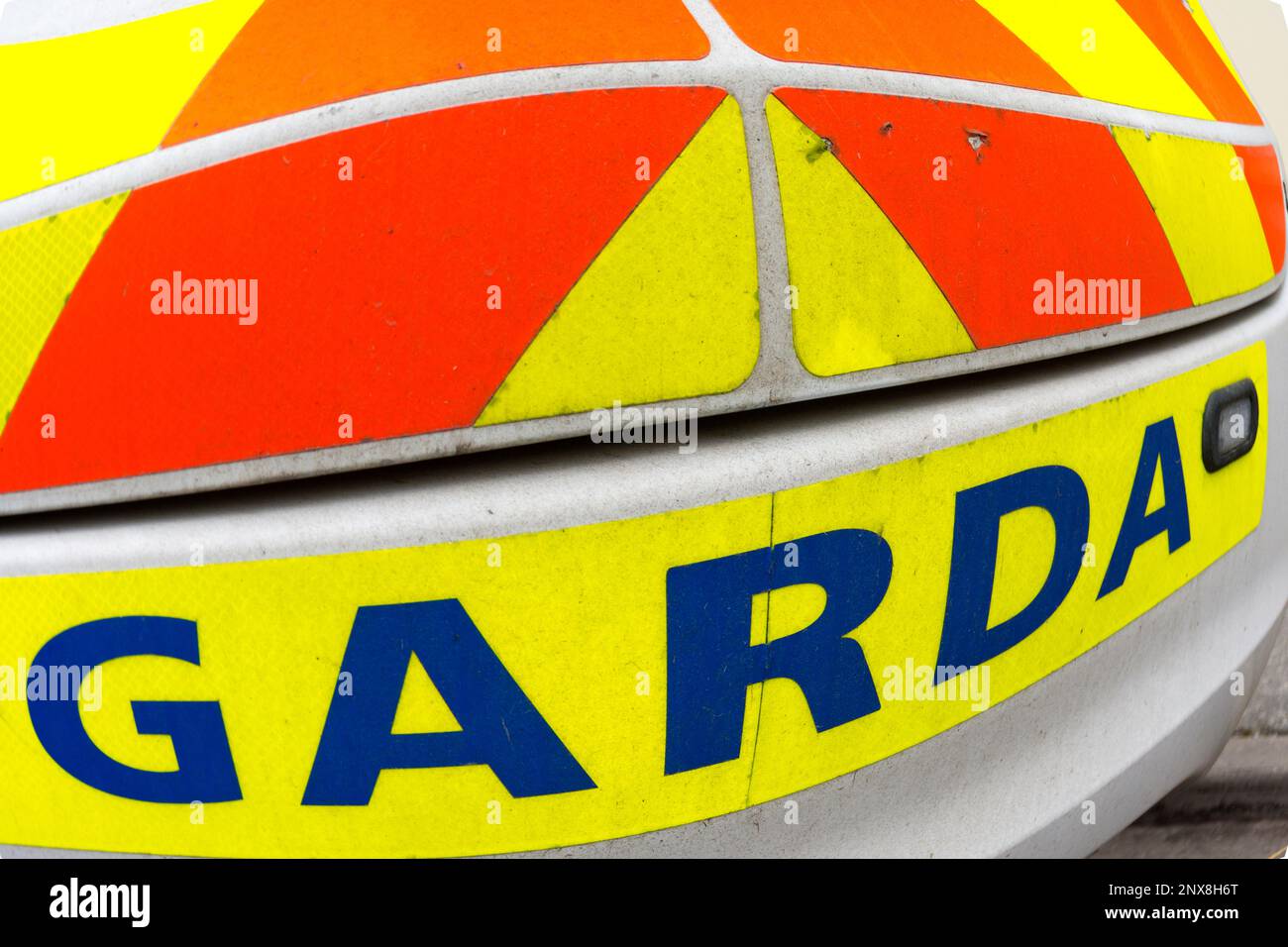 Eine Garda Síochána, was "Hüter des Friedens von Irland" bedeutet. Sie wird gemeinhin als „Garda“ bezeichnet. Ein irischer Polizeiwagen aus der Nähe. Stockfoto