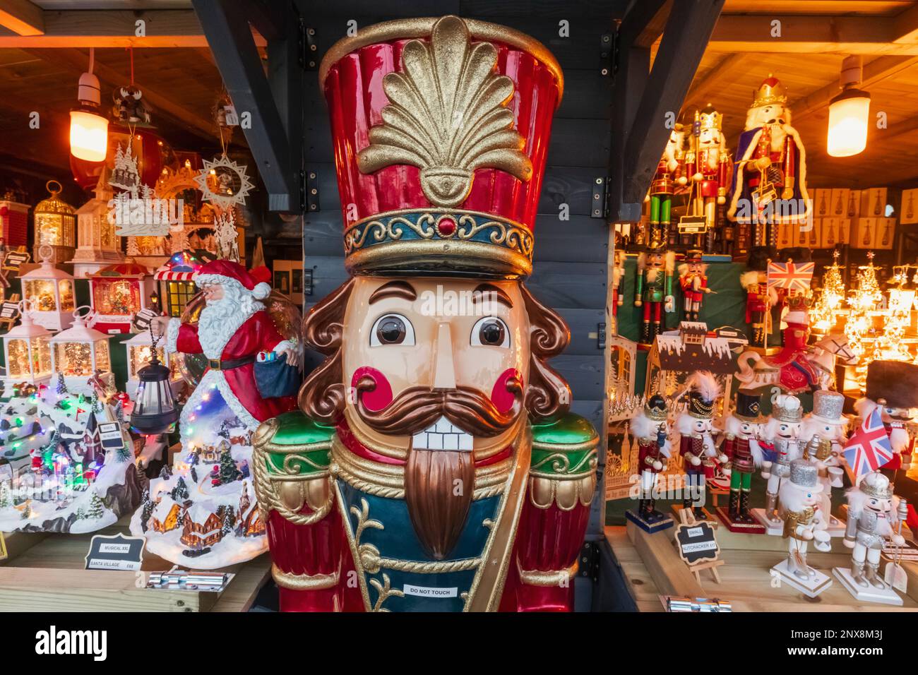 England, London, Southwark, Riverside Christmas Market, Verkaufsstand farbenfrohe Dekoration mit Riesennussknacker und Chistmas Stockfoto