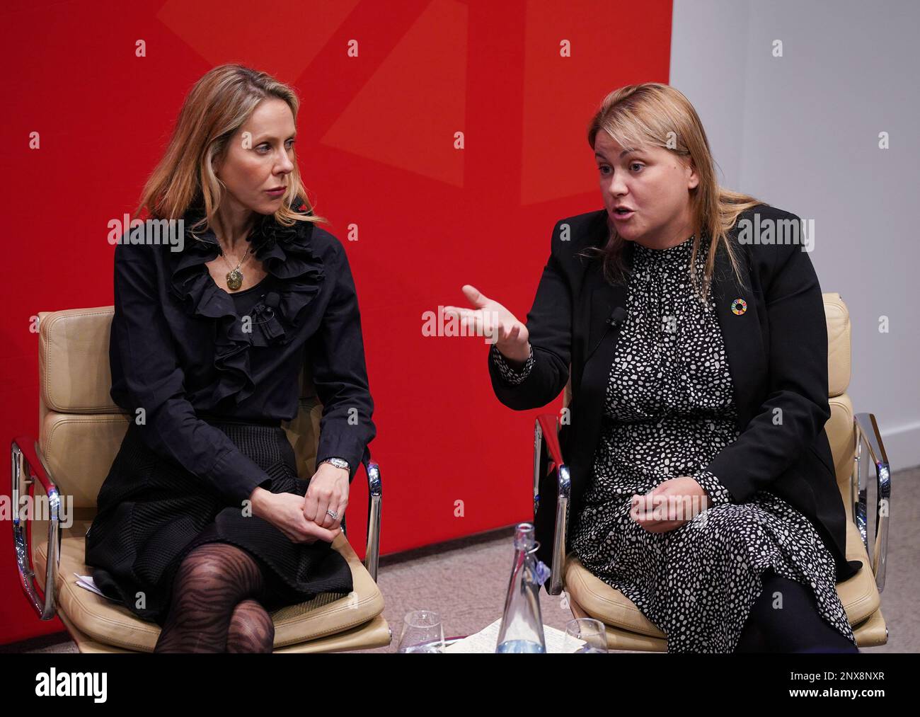 Baroness Liz Sugg (rechts), Gründungsmitleiterin, United Against Malnutrition and Hunger, mit Rebecca Marmot, Chief Sustainability Officer bei Unilever, während einer Podiumsveranstaltung anlässlich der Eröffnung von United Against Malnutrition and Hunger im Unilever House in London. Bilddatum: Mittwoch, 1. März 2023. Stockfoto