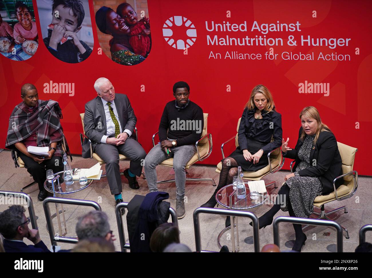 (L-R) Bischof Rose Hudson-Wilkin, Bischof von Dover; Air Marshal (a.D.) Sir Graham Stacey; Mike Khunga, Ernährungsspezialist; Rebecca Marmot, Chief Sustainability Officer, Unilever und Baroness Liz Sugg, Gründungskovorsitzende, United Against Malnutrition and Hunger, anlässlich einer Podiumsveranstaltung zum Start von United Against Malnutrition and Hunger im Unilever House in London. Bilddatum: Mittwoch, 1. März 2023. Stockfoto