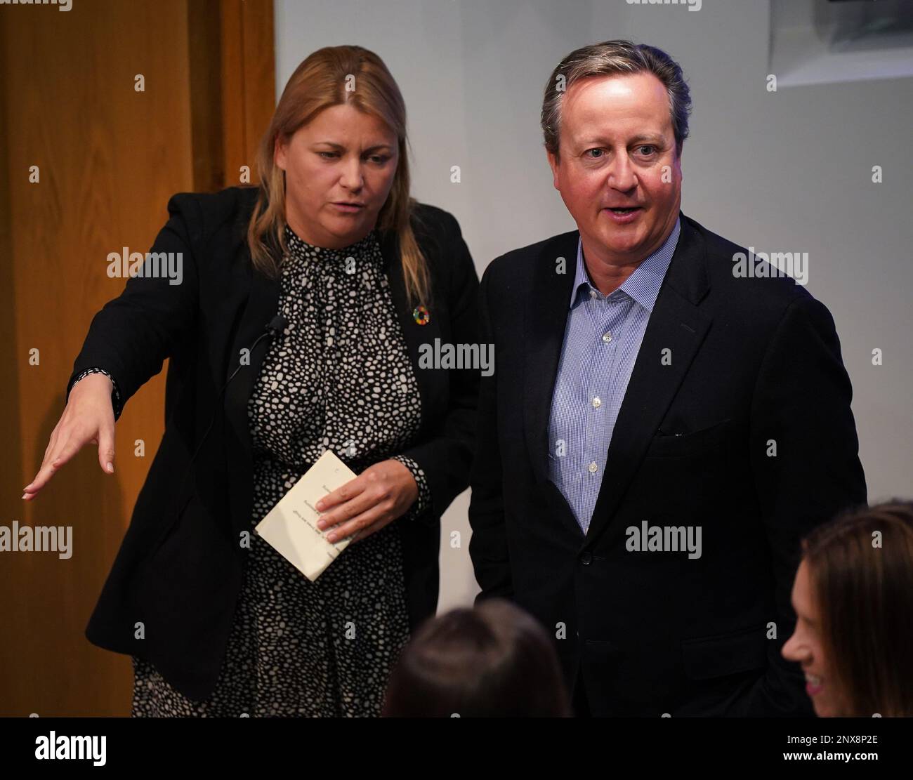 Ehemaliger Premierminister David Cameron mit Baroness Liz Sugg, Gründungskovorsitzende von United Against Malnutrition and Hunger, anlässlich der Eröffnung von United Against Malnutrition and Hunger im Unilever House in London. Bilddatum: Mittwoch, 1. März 2023. Stockfoto