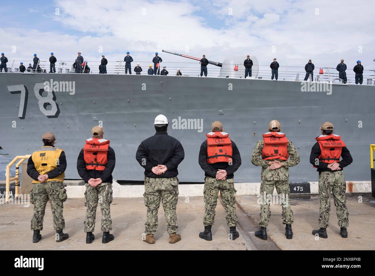 NORFOLK, VA - Der Arleigh-Burke-Klasse-Guided-Raketenzerstörer USS Porter (DDG 78) verlässt die Naval Station Norfolk, 15. Februar 2023. Porter ist derzeit im US-2.-Flottengebiet stationiert, um die maritime Stabilität und Sicherheit in der Region zu unterstützen. Stockfoto