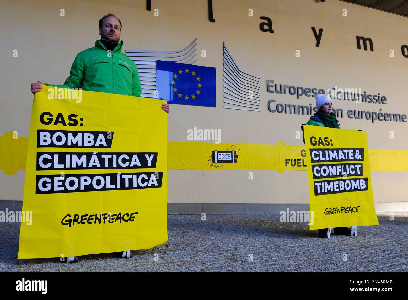 Brüssel, Belgien. 01. März 2023. Umweltaktivisten protestieren gegen den Bau der EastMed-Untersee-Pipeline außerhalb des Hauptsitzes der Europäischen Kommission in Brüssel, Belgien, 1. März 2023. Kredit: ALEXANDROS MICHAILIDIS/Alamy Live News Stockfoto