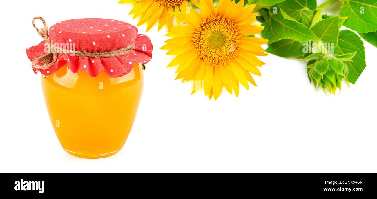 Honig im Glas und Sonnenblumen isoliert auf weißem Hintergrund. Breites Foto. Geben Sie Platz für Text frei. Collage. Stockfoto