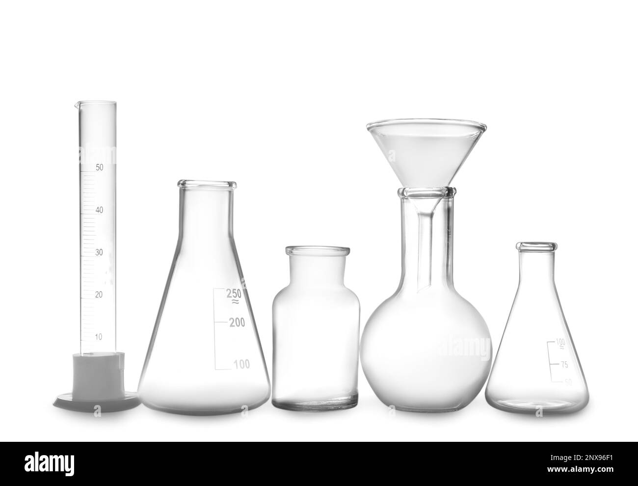 Reinigen Sie leere, auf weiß isolierte Laborglasgeräte Stockfoto