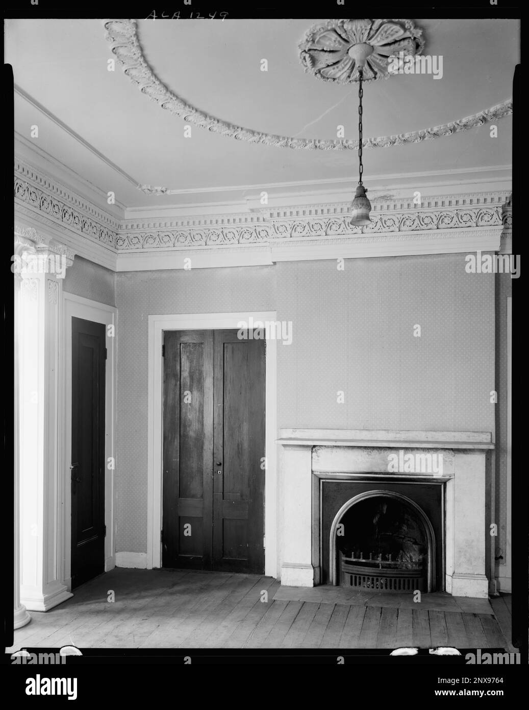 Gaineswood, Demopolis, Marengo County, Alabama. Carnegie Survey of the Architecture of the South (Carnegie-Umfrage zur Architektur des Südens). Vereinigte Staaten, Alabama, Marengo County, Demopolis, Innenräume, Beleuchtungskörper, Kamine. Stockfoto